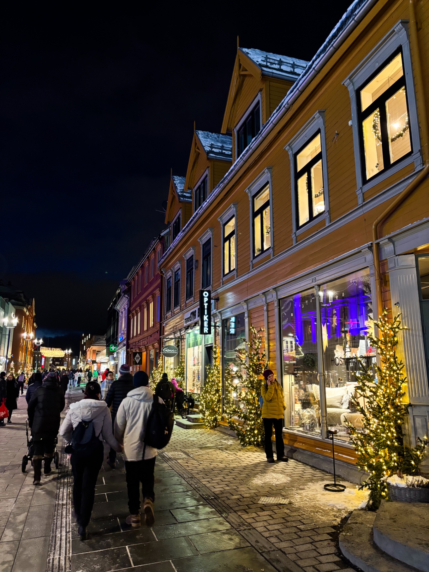 Rue principale de Tromsø décorée de guirlandes lumineuses de Noël