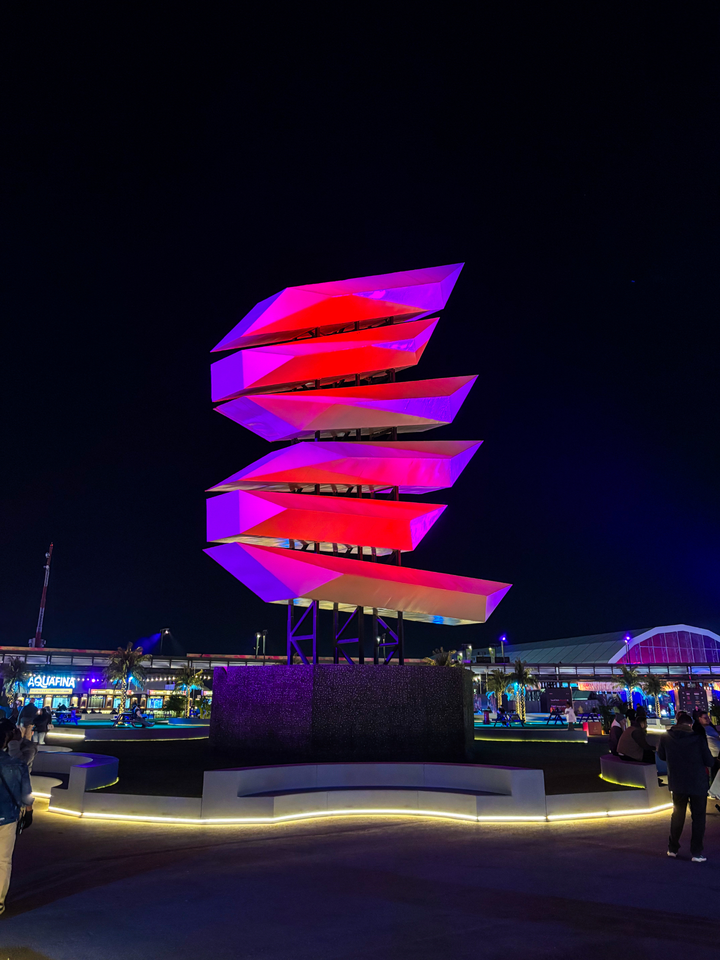 Grande sculpture lumineuse rose et rouge du site Soundstorm, la nuit