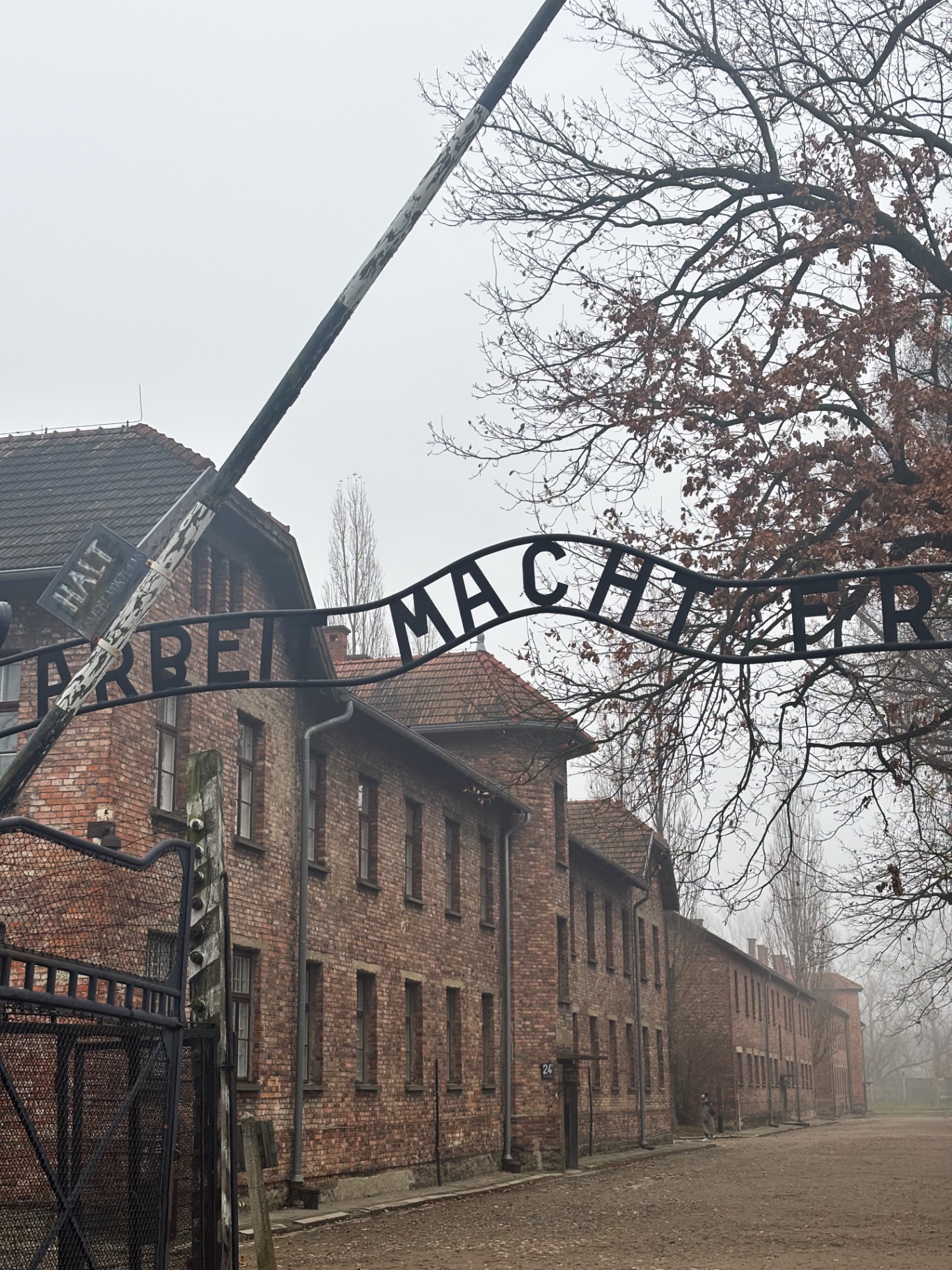 Portail d'entrée d'Auschwitz I portant l'inscription « Arbeit macht frei »
