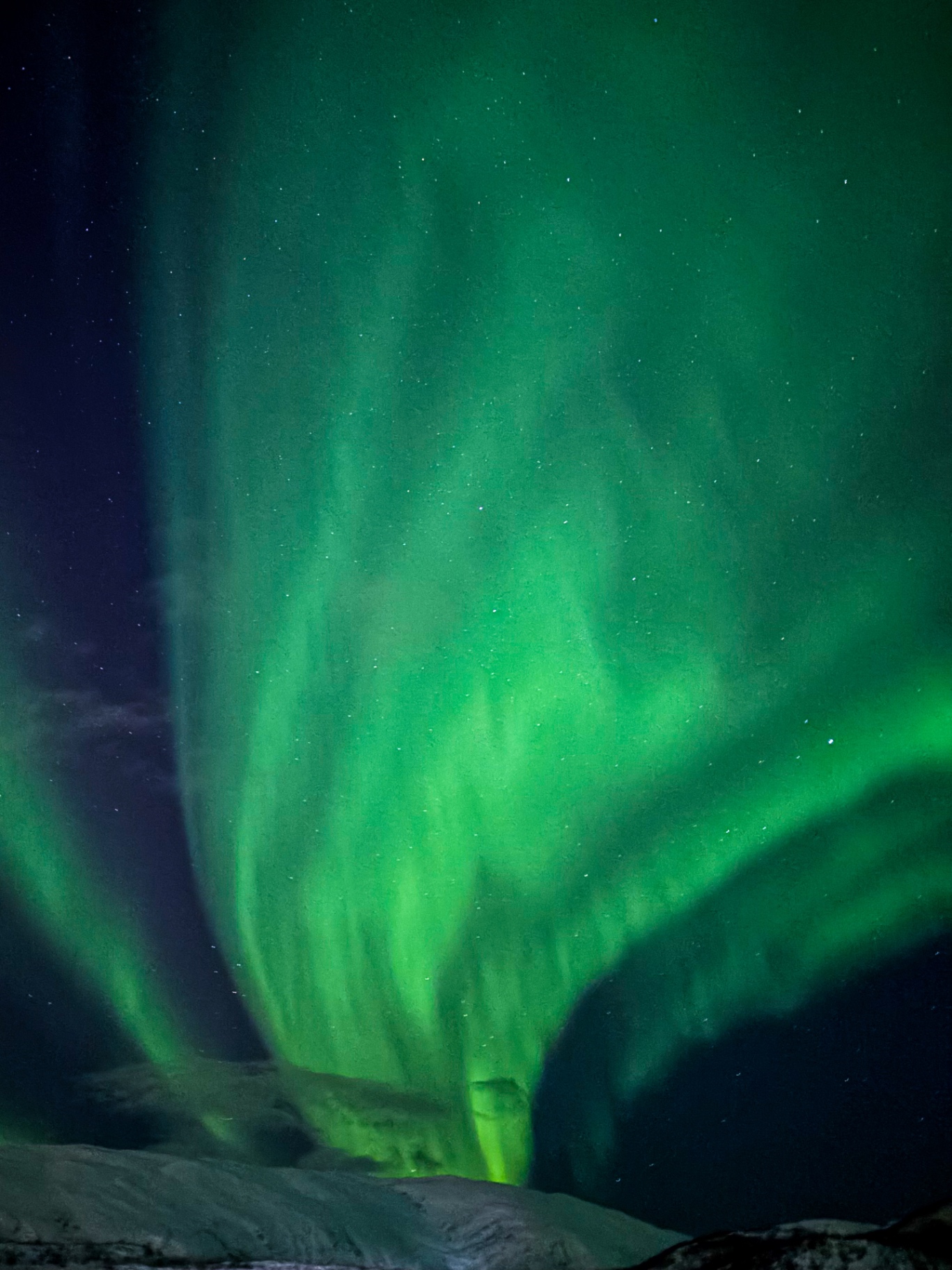 Aurore boréale verte dressée en colonne dans le ciel nocturne arctique