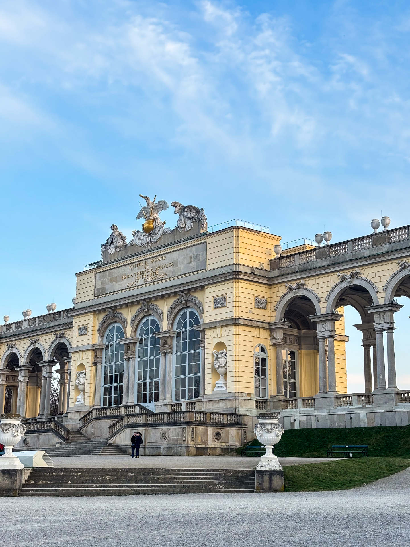 Pavillon central de la Gloriette de Schönbrunn, fronton sculpté et colonnades sous un ciel bleu