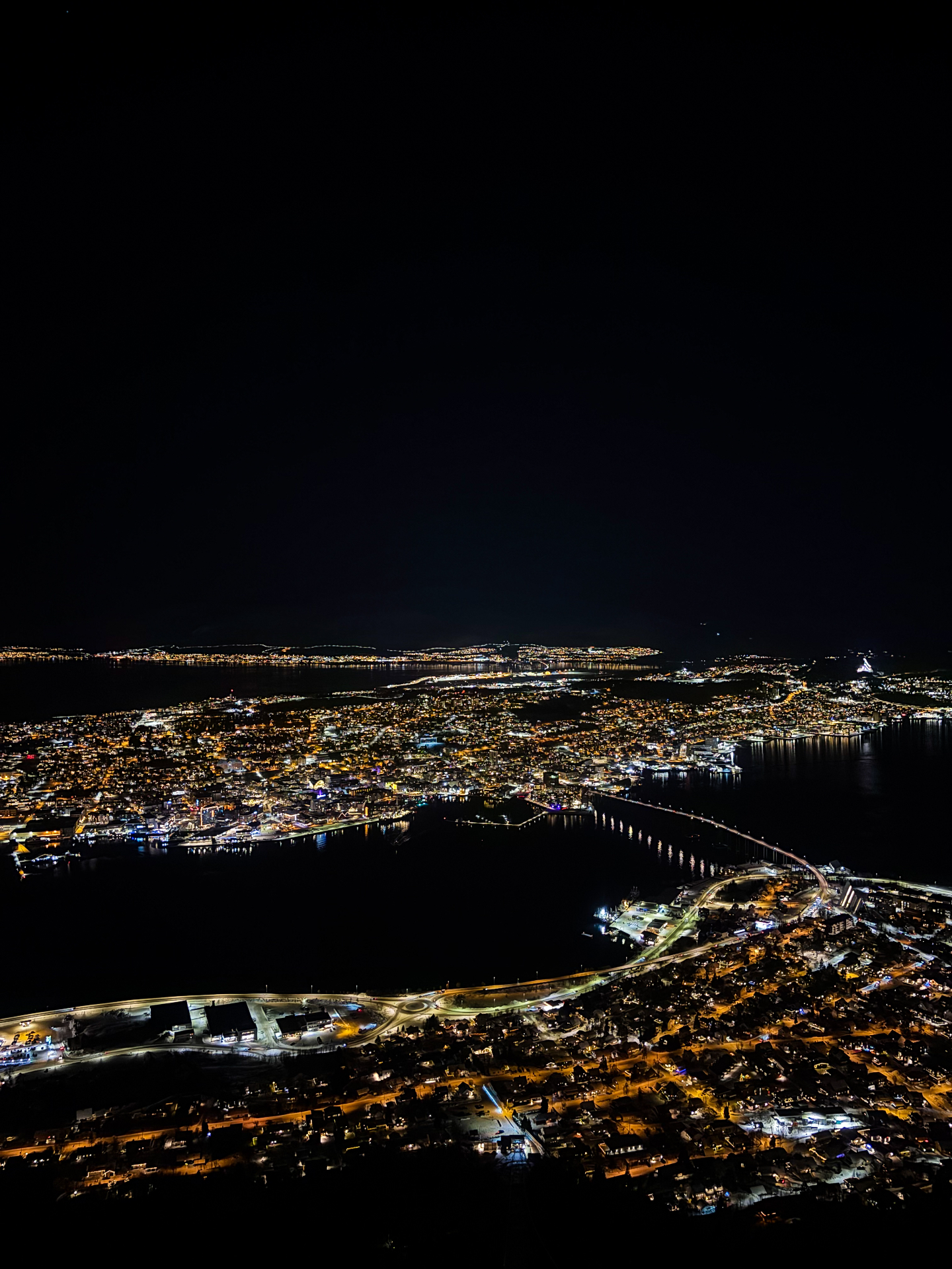 Vue nocturne de Tromsø depuis le téléphérique, lumières de la ville sur le fjord