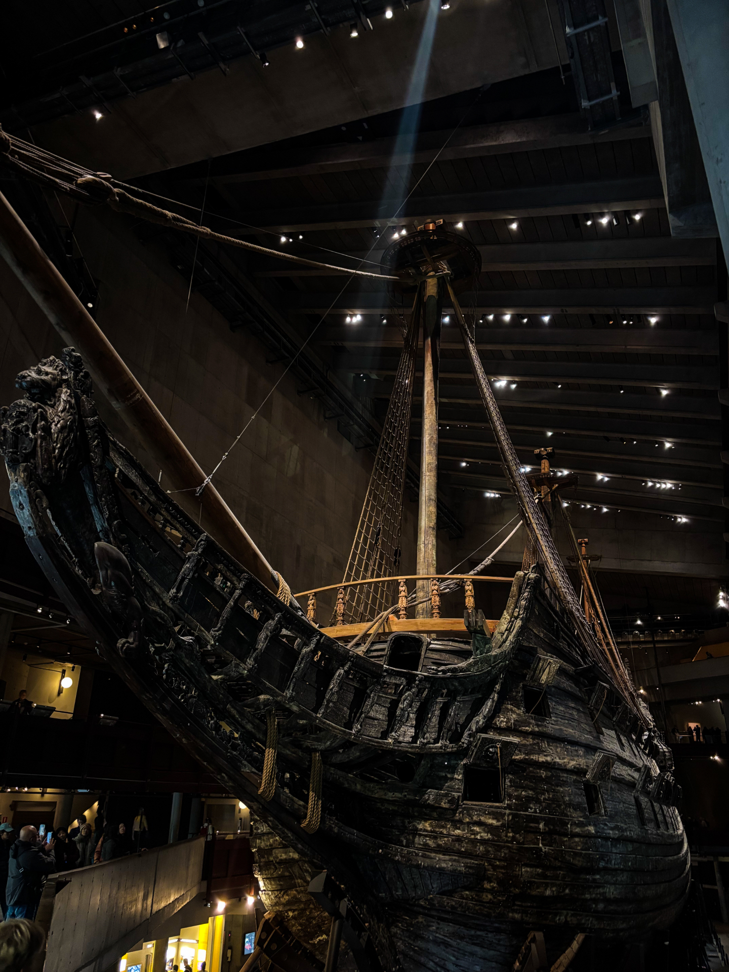 La proue sculptée du navire Vasa présenté sous les projecteurs du musée de Stockholm