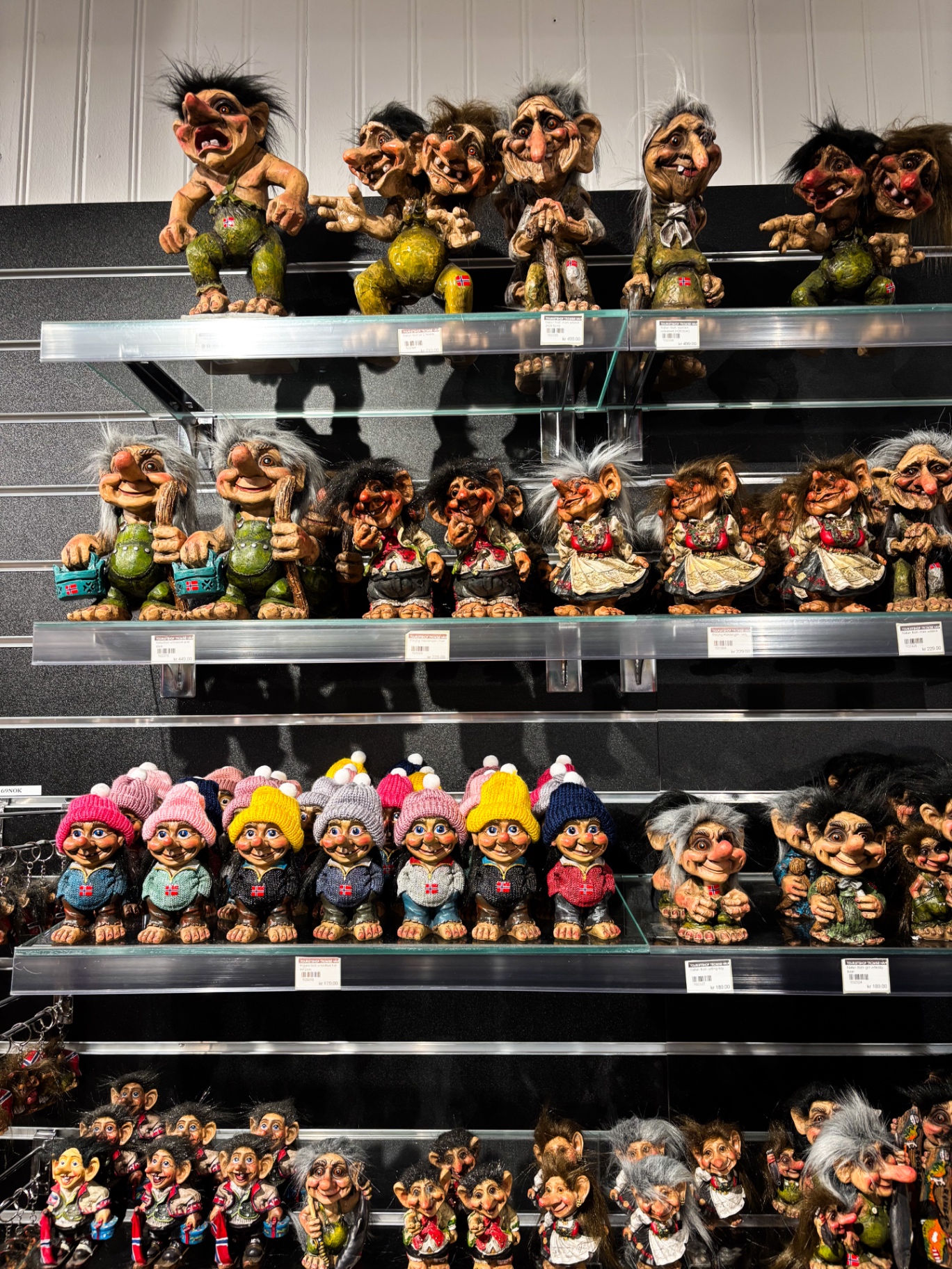 Étagères de figurines de trolls traditionnels norvégiens dans une boutique de Tromsø