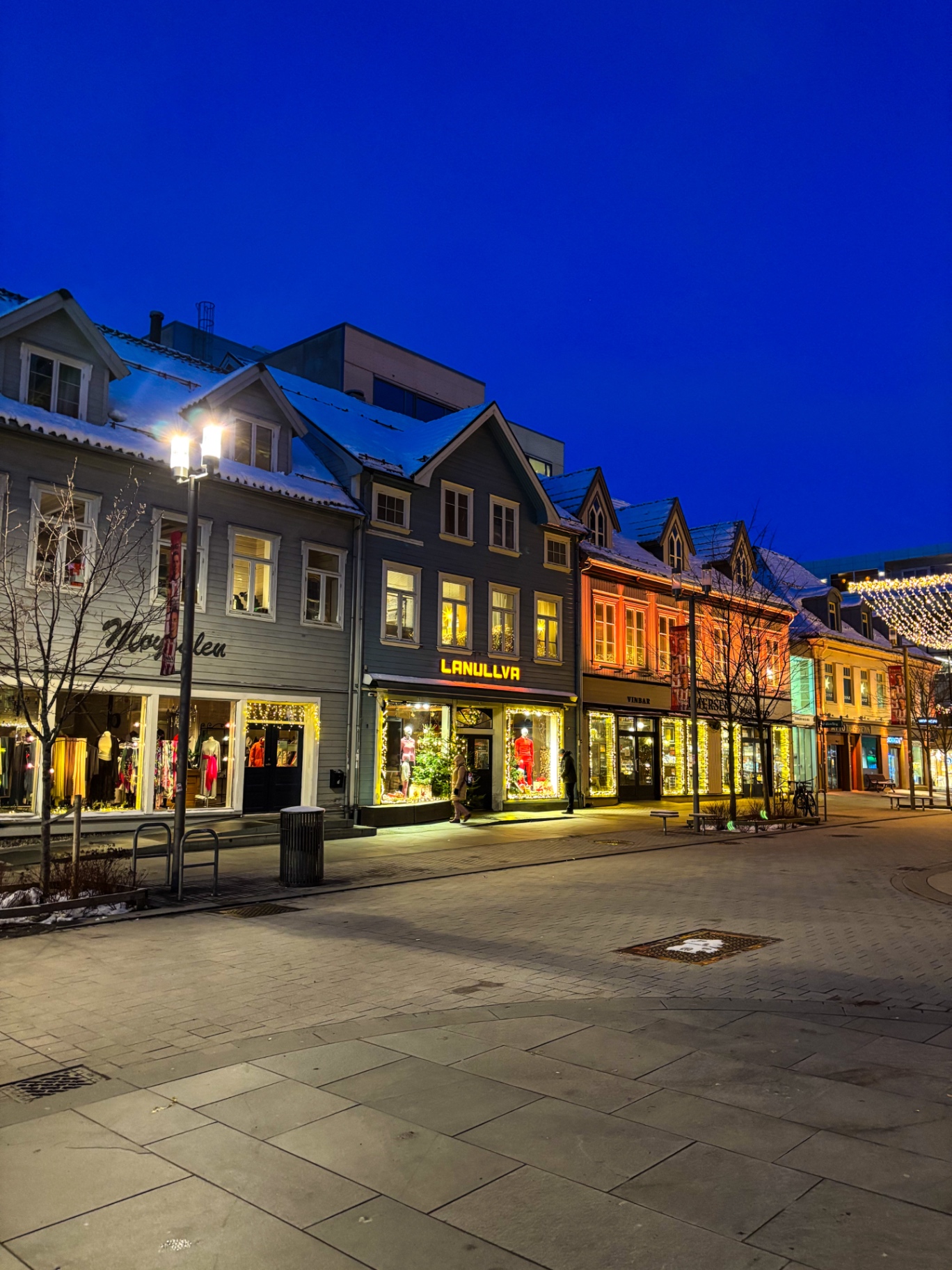 Façades en bois colorées du centre de Tromsø éclairées la nuit