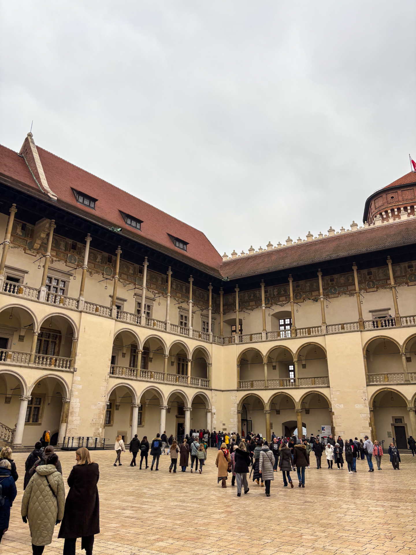 Cour d'honneur du Wawel avec ses arcades à trois niveaux et ses visiteurs