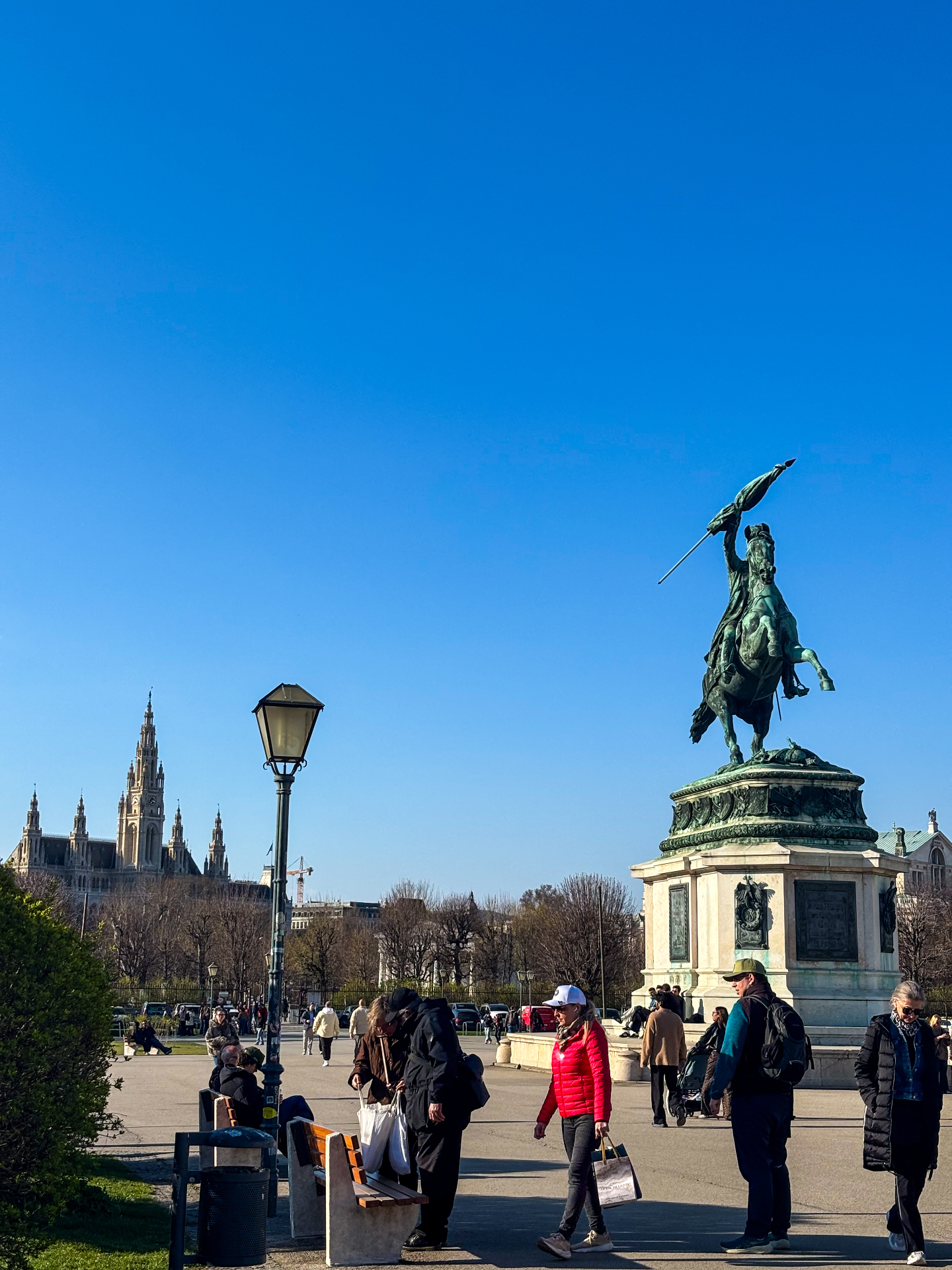 Statue équestre de l'archiduc Charles sur la Heldenplatz, avec l'hôtel de ville gothique en arrière-plan