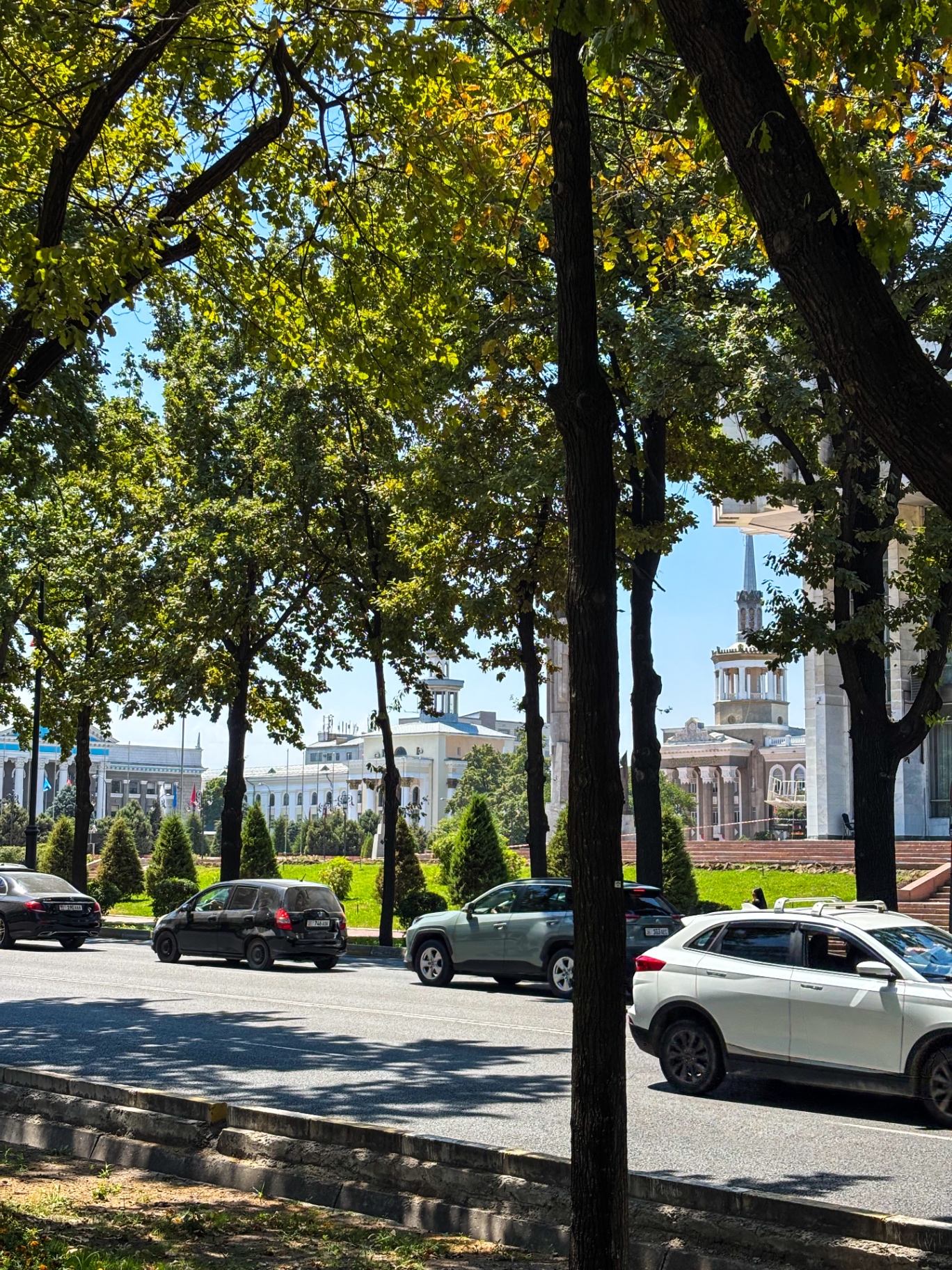 Avenue arborée du centre de Bichkek