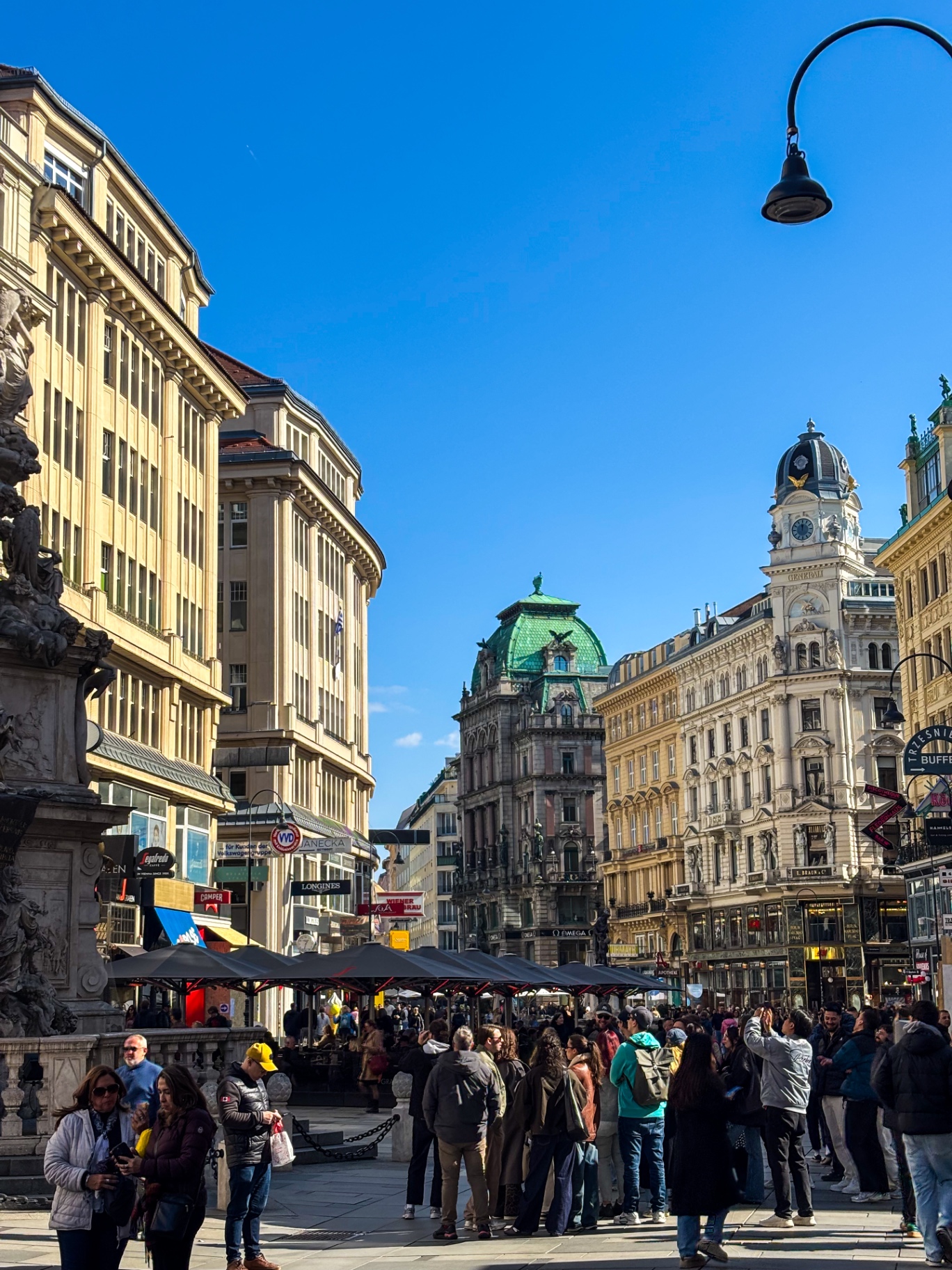Graben animé à Vienne avec la colonne de la peste, le Grabenhof et l’horloge Anker sous un ciel d’automne