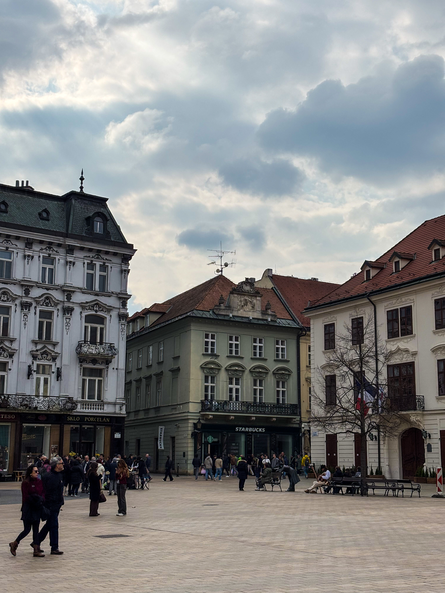 Place principale de Bratislava et ses façades anciennes sous un ciel couvert