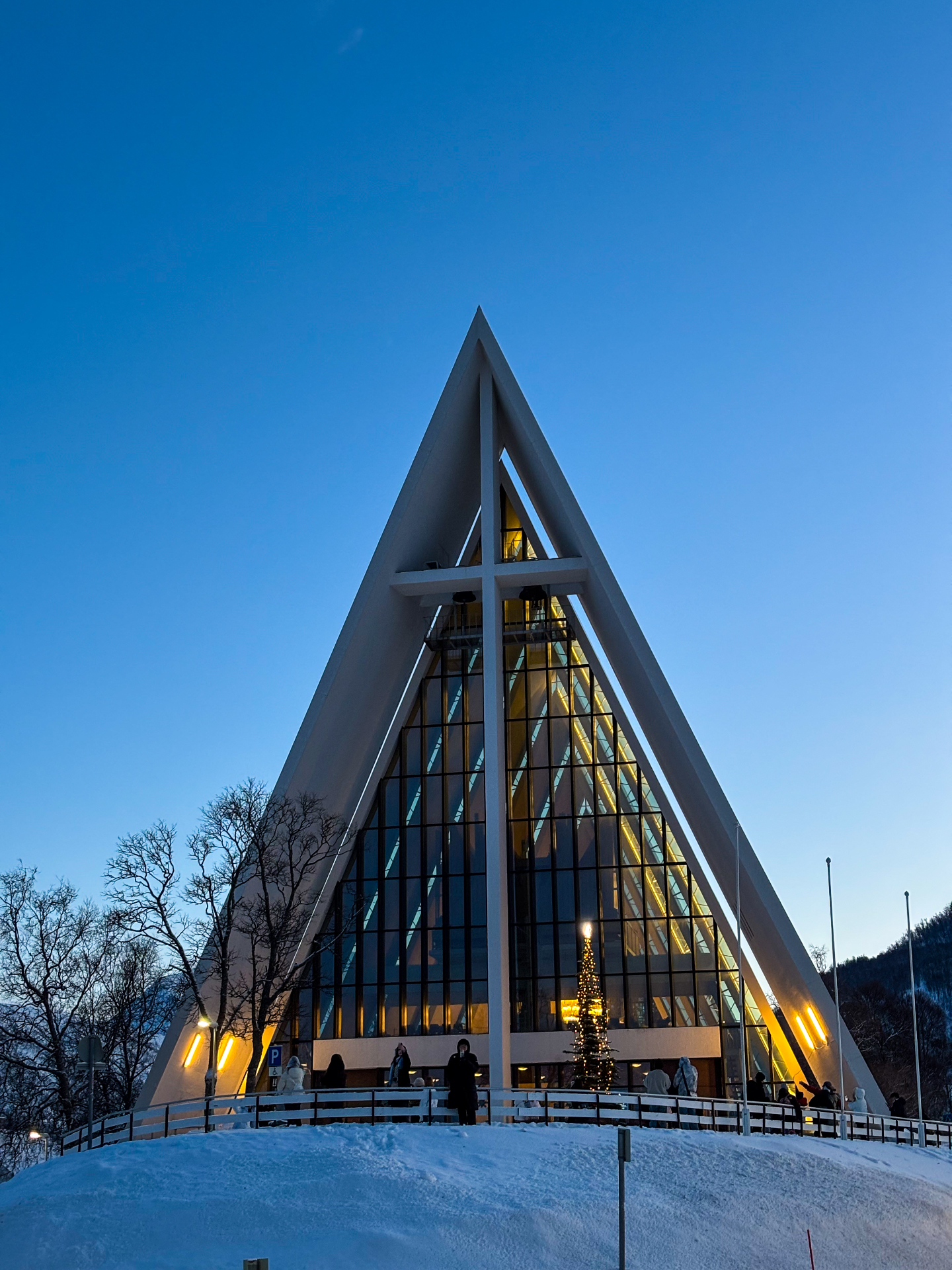 Cathédrale arctique de Tromsø, façade triangulaire blanche illuminée à l’heure bleue