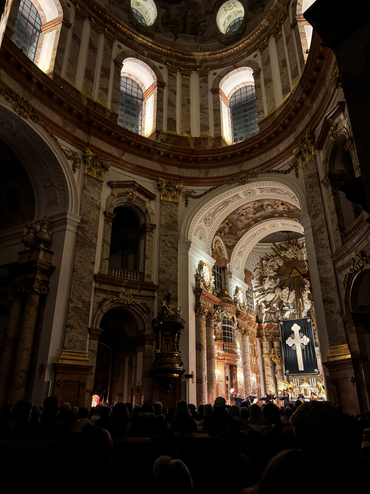Coupole et galerie circulaire de la Karlskirche pendant le concert, balcons de bois et autel baroque