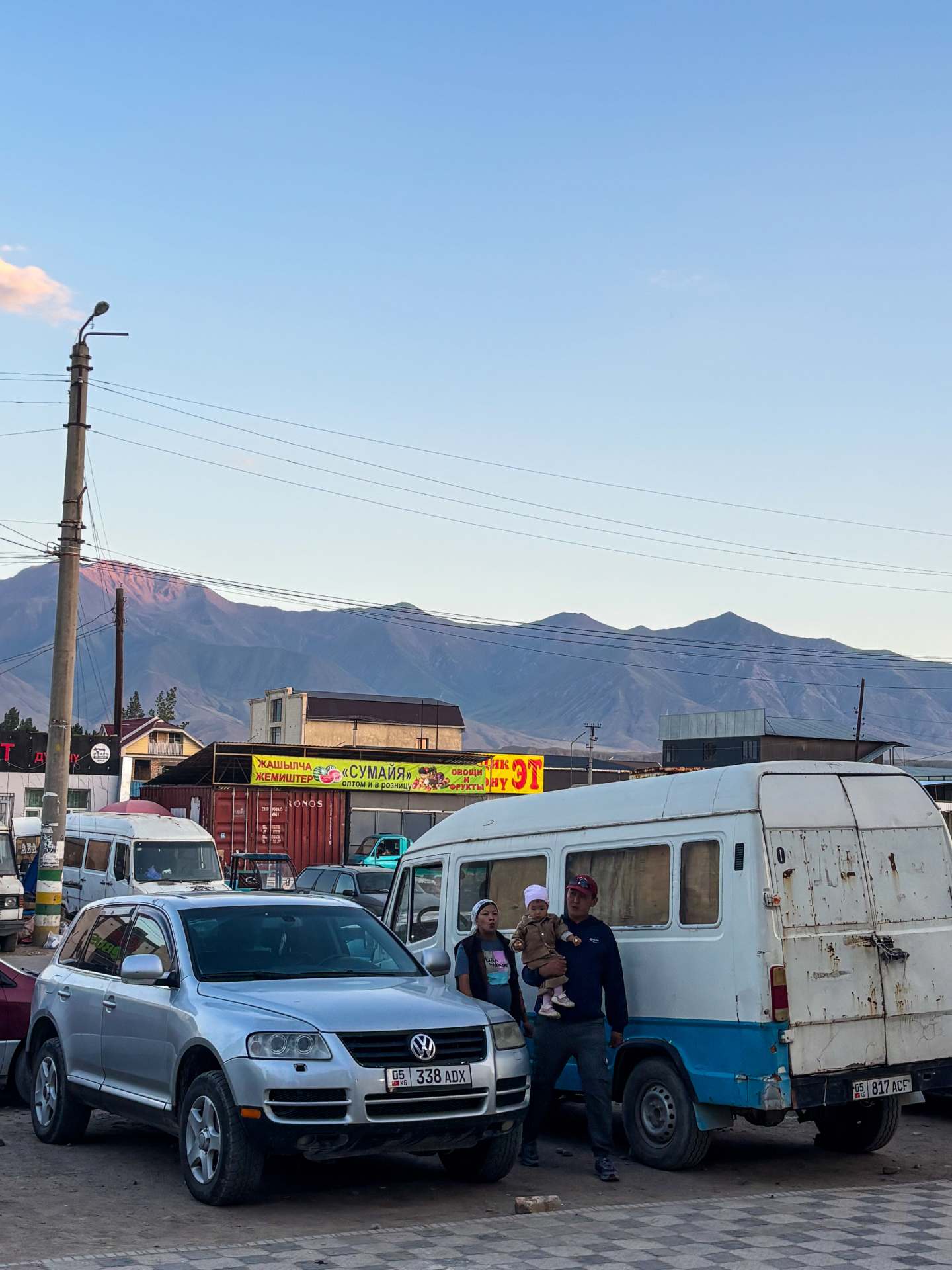 Rue de Kochkor avec la chaîne du Tian Shan en arrière-plan