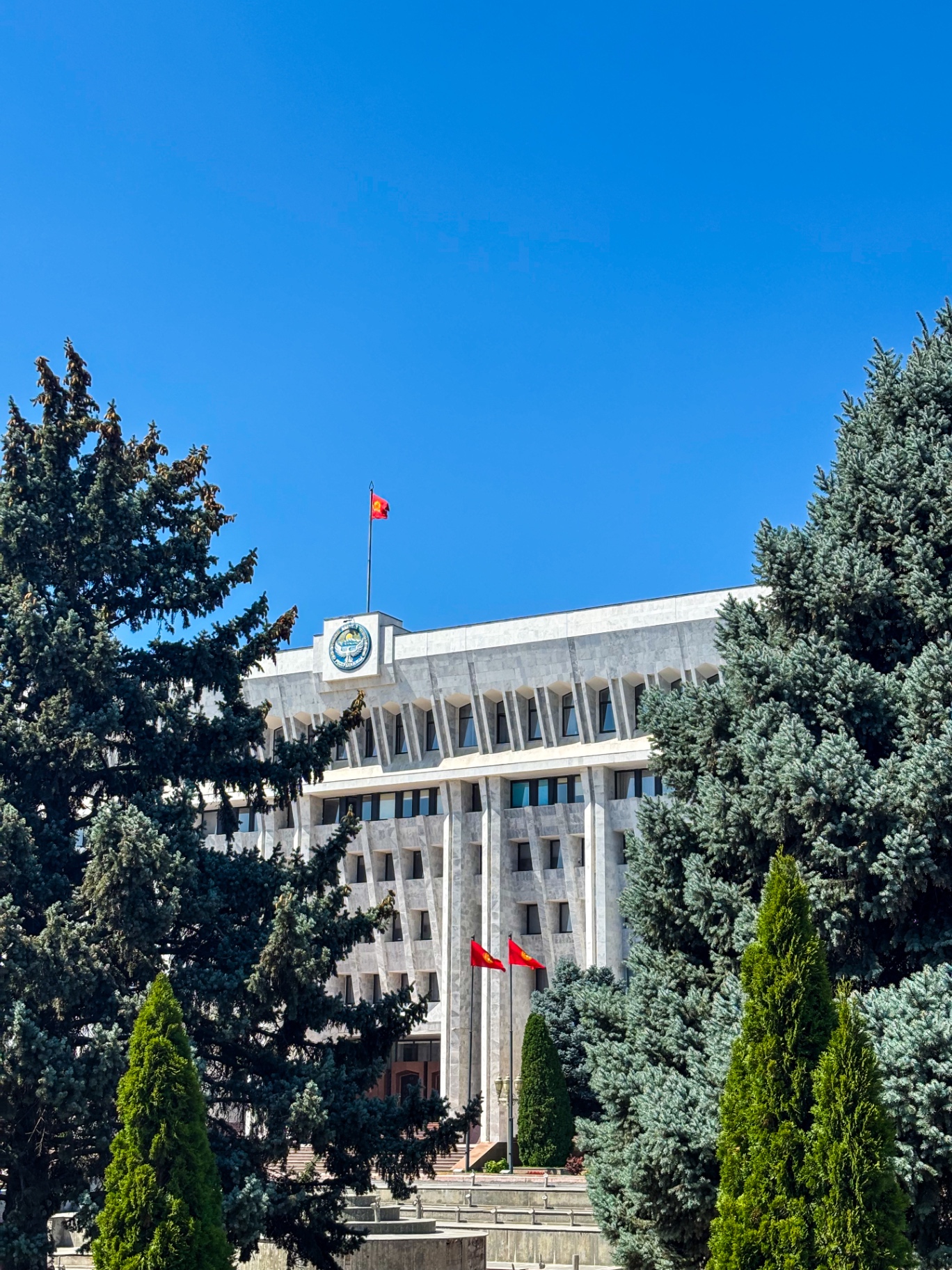 Bâtiment du parlement kirghiz en marbre blanc