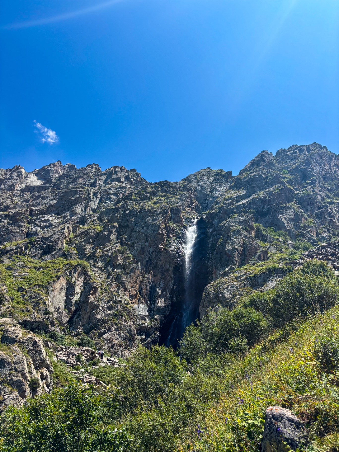Cascade d’Ak-Sai jaillissant d’une paroi rocheuse
