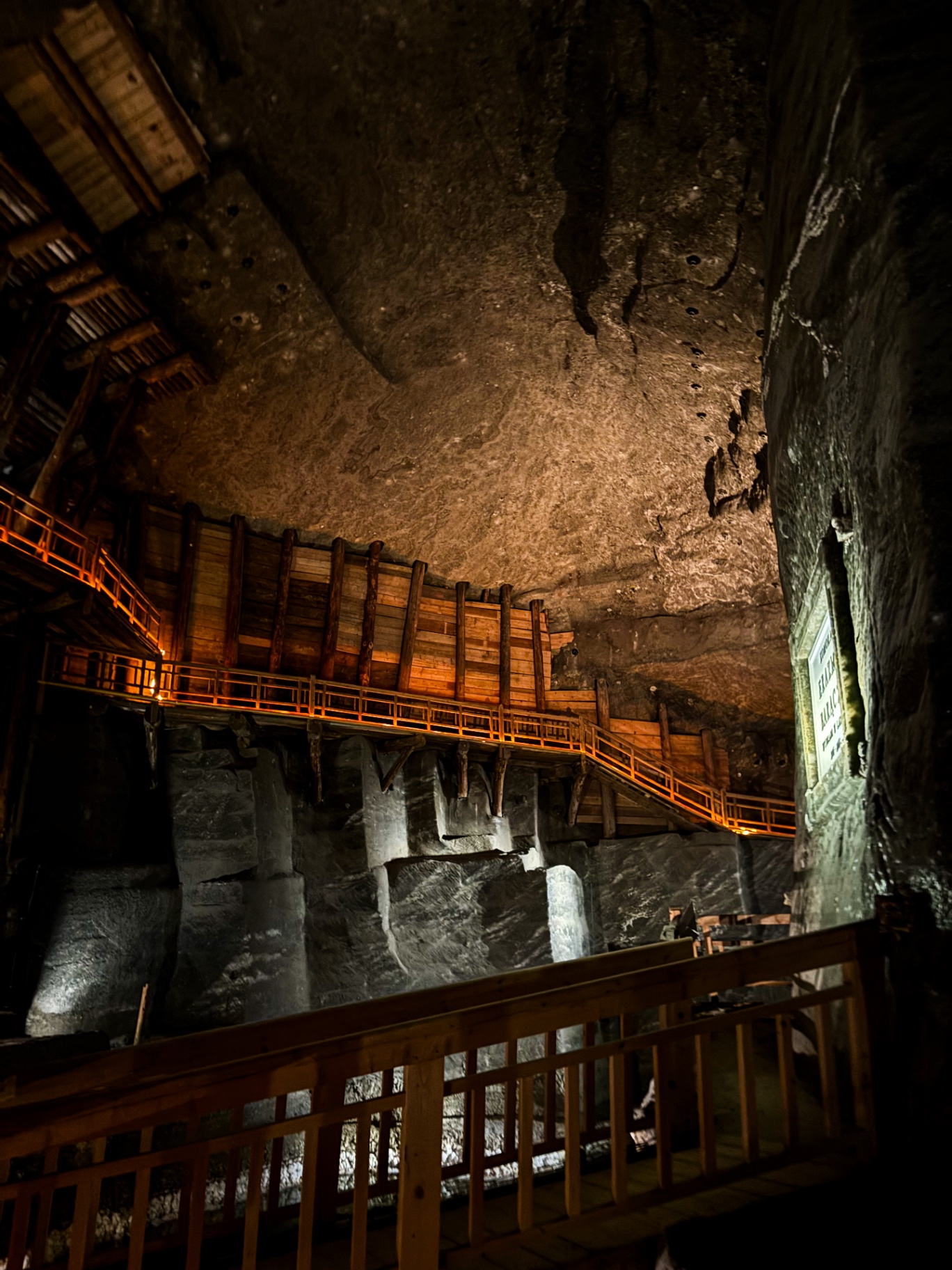 Escaliers de bois serpentant dans une immense chambre creusée dans le sel
