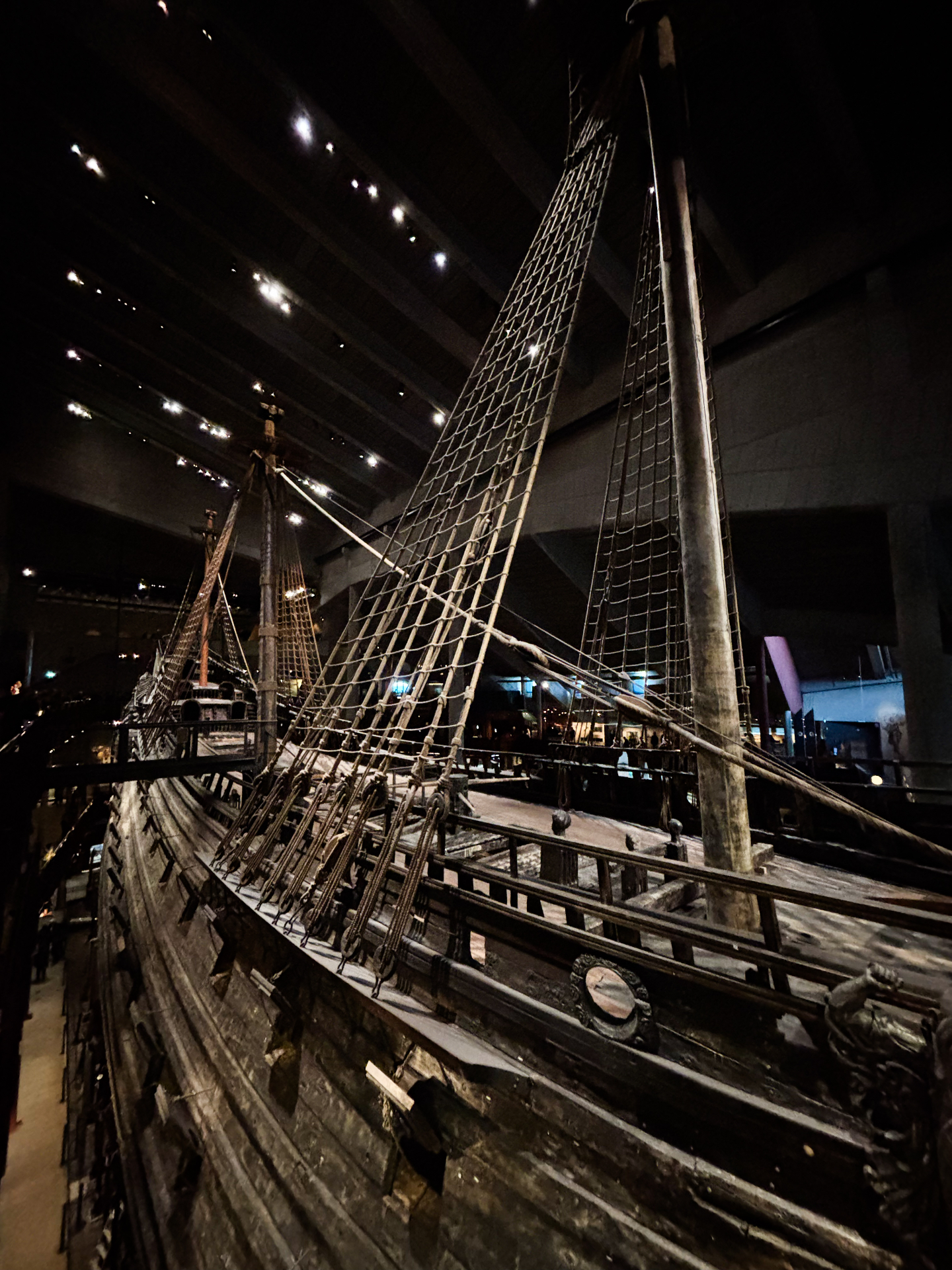 Pondeurs et gréements du navire Vasa dans la grande halle du musée