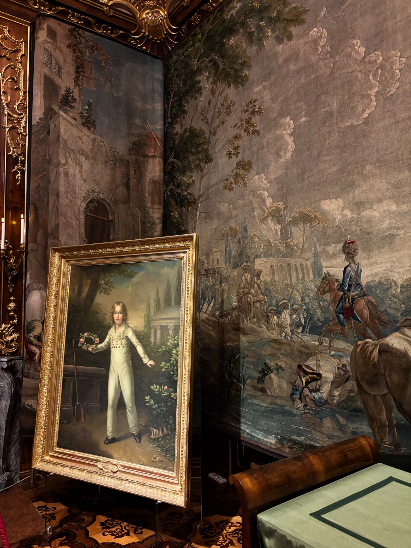 Chambre historique au papier peint panoramique, avec un portrait d’enfant dans un cadre doré