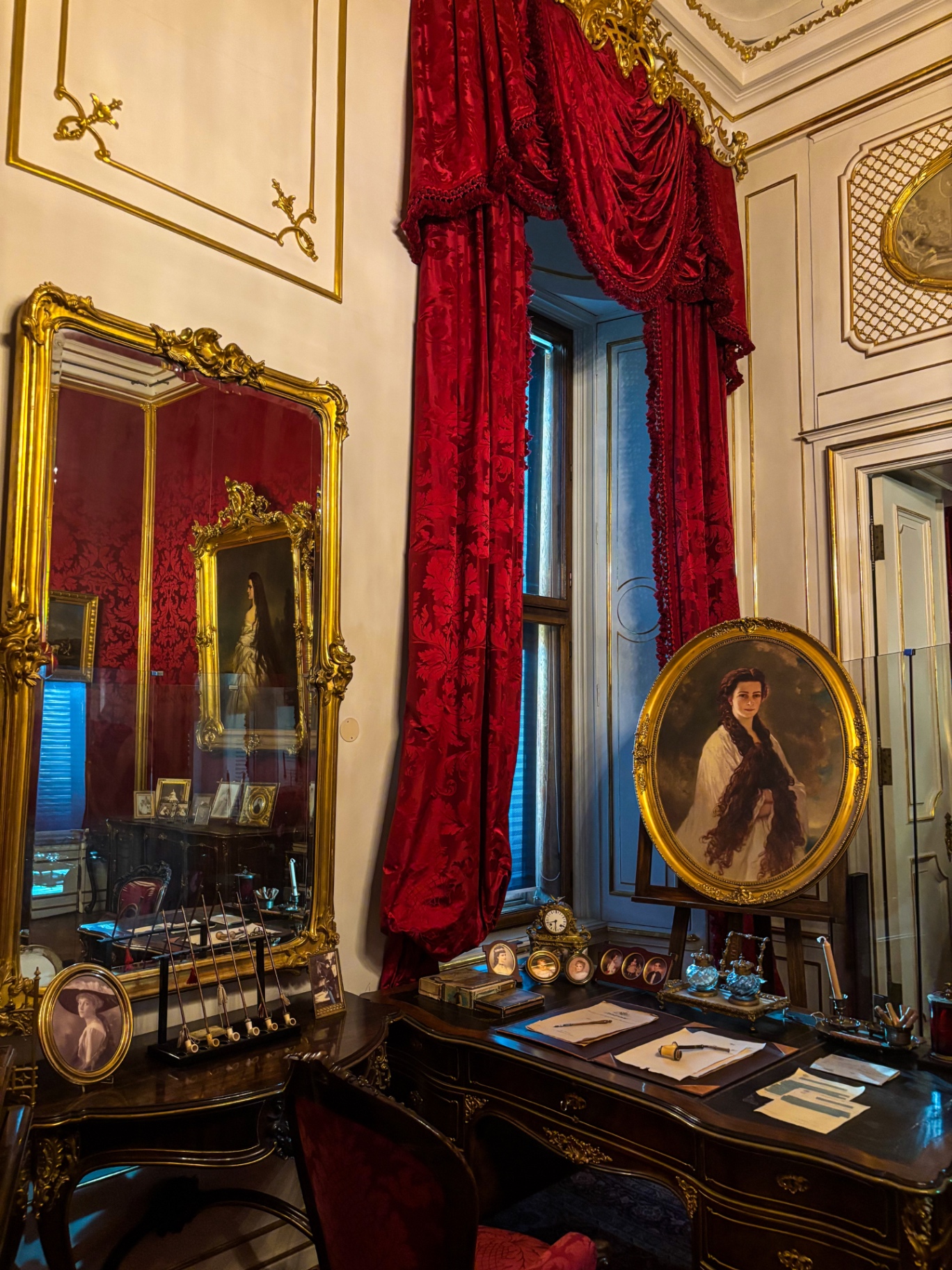Bureau de l'impératrice Sissi dans les appartements impériaux, draperies rouge vif, portrait et miroir doré