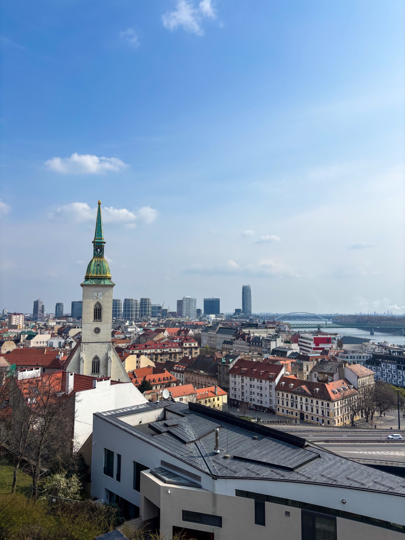 Vue sur Bratislava depuis la colline du château, tour de la cathédrale Saint-Martin au premier plan