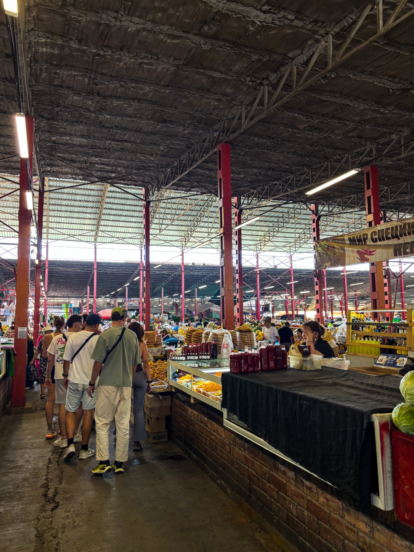 Halles couvertes du bazar Osh à Bichkek