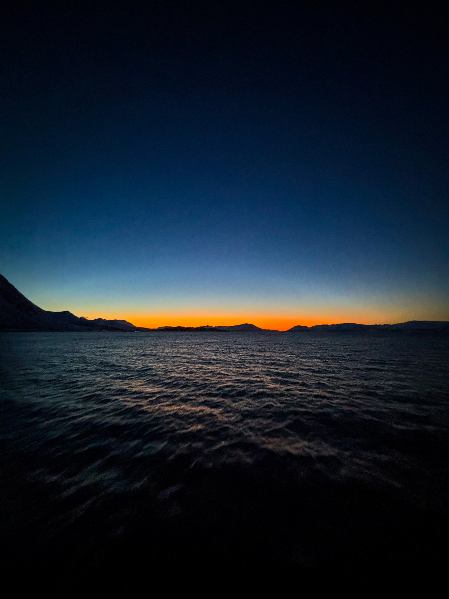Crépuscule arctique sur le fjord au retour du safari aux baleines