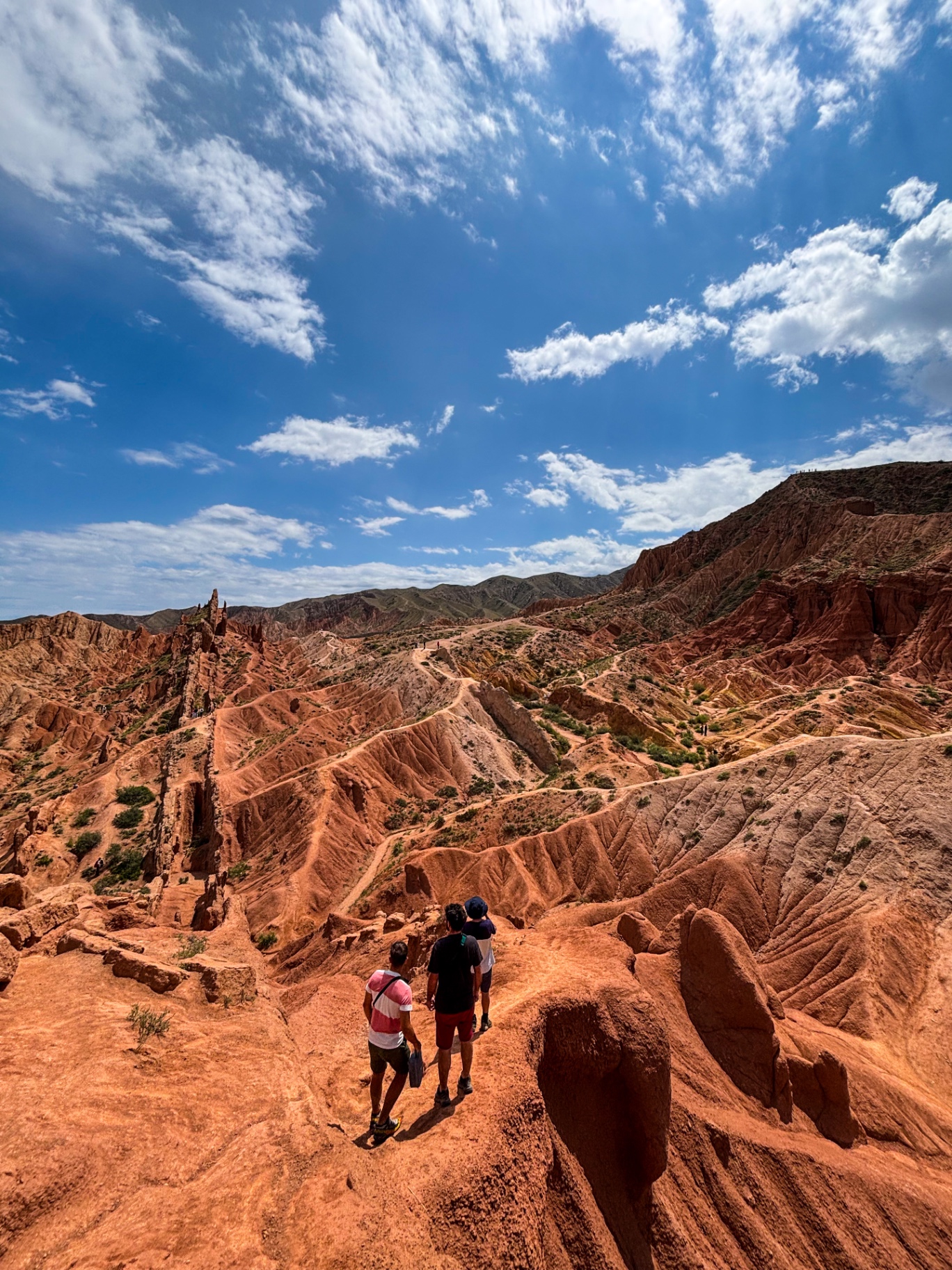 Randonneurs sur une crête du canyon de Skazka sous un ciel bleu