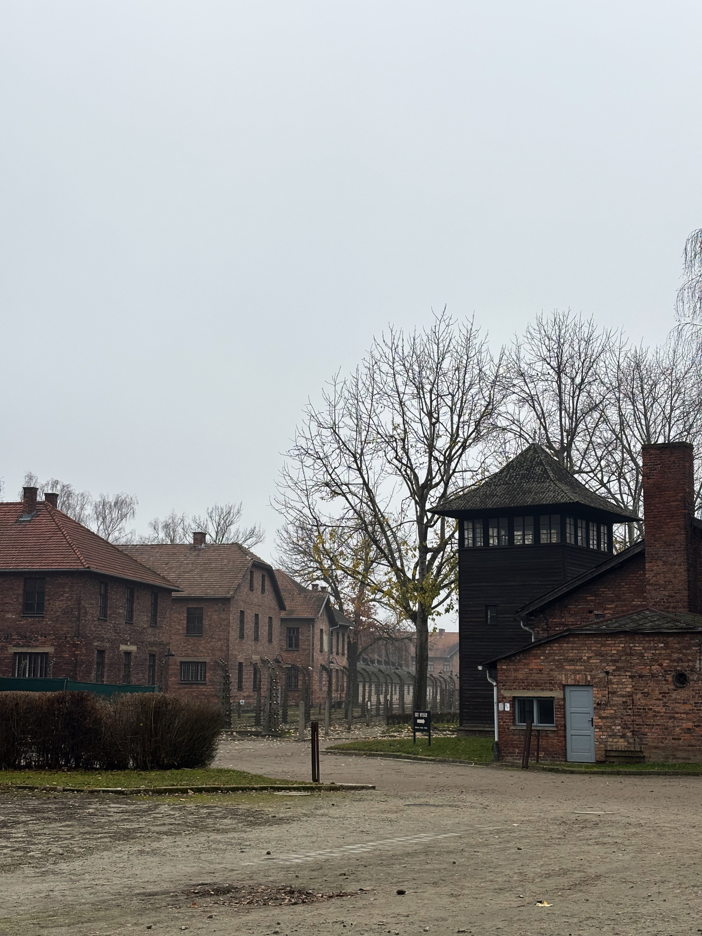 Tour de garde en bois dominant les baraquements du camp d'Auschwitz I