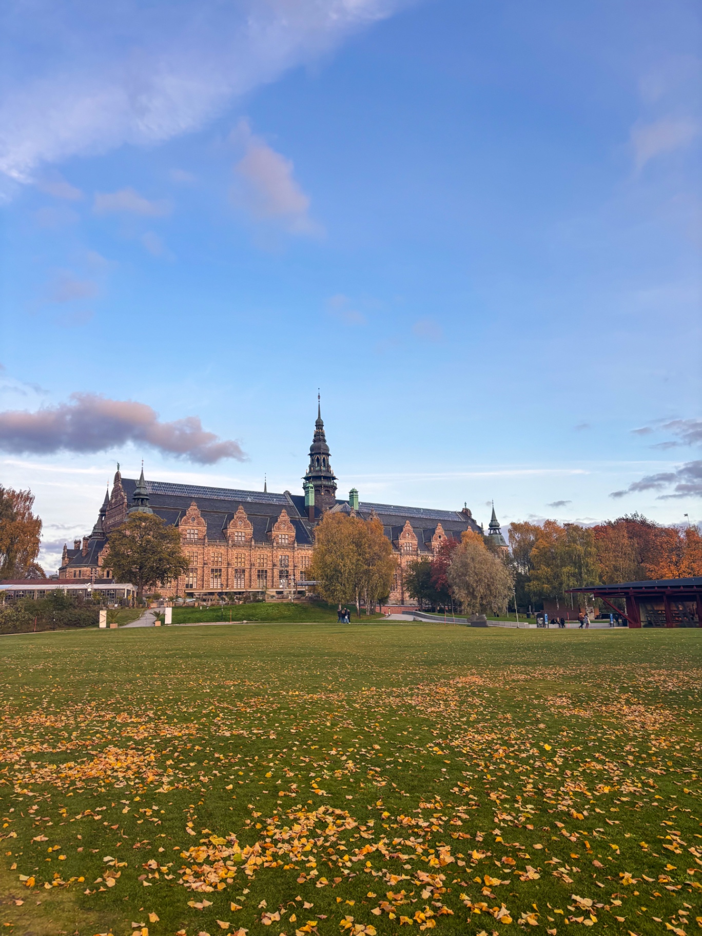 Le musée nordique de Stockholm au milieu des arbres d’automne de Djurgården