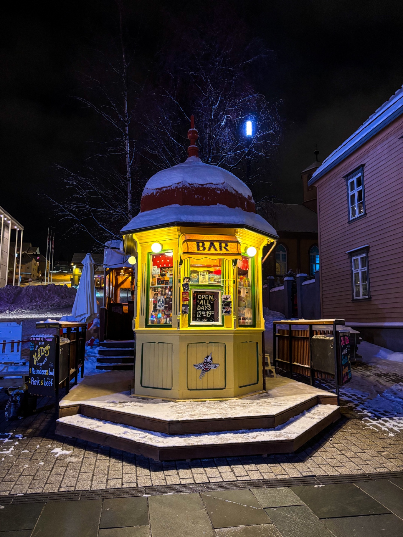 Kiosque jaune Raketten Bar & Pølse enneigé à Tromsø