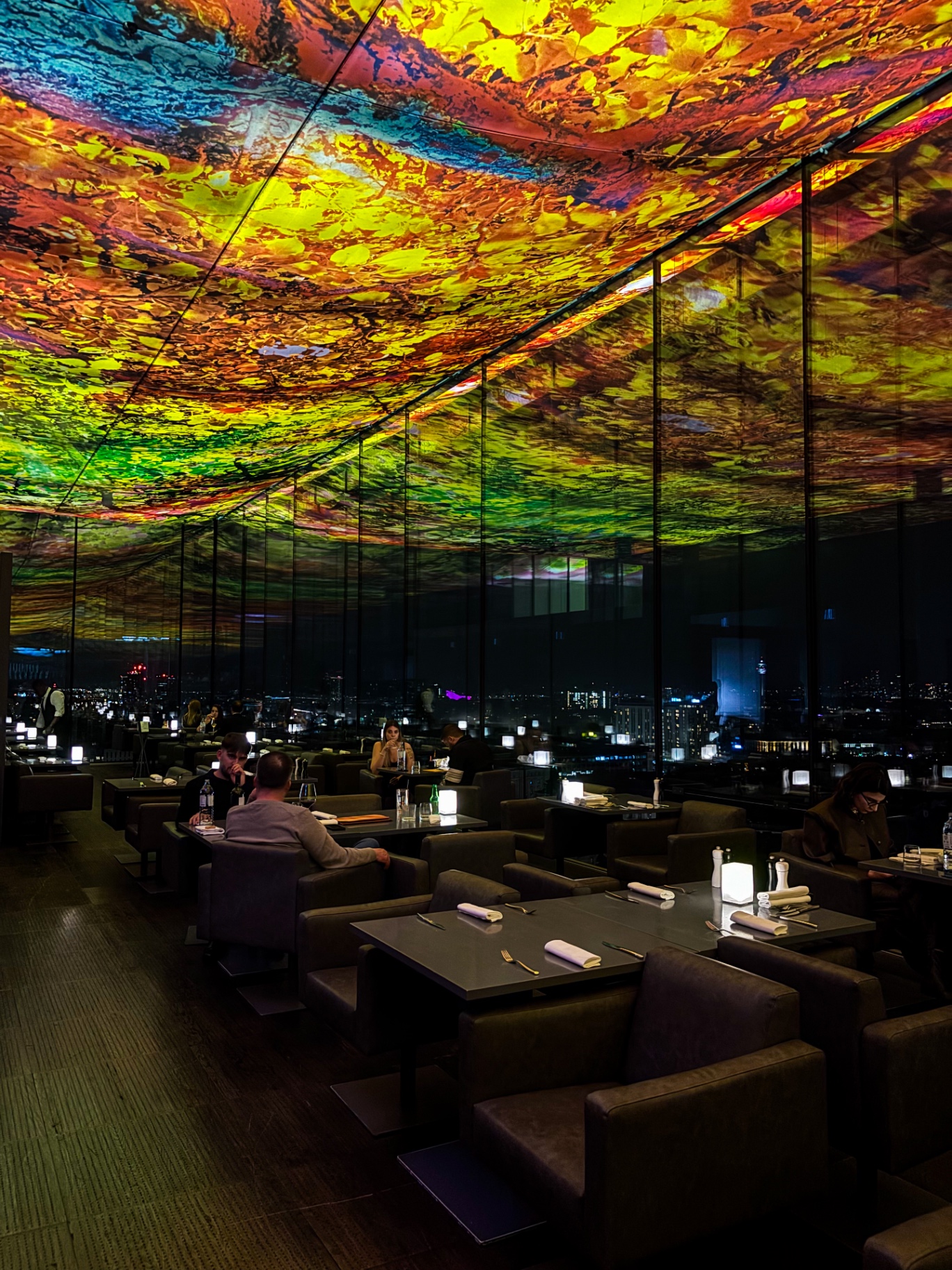 La salle du restaurant Das Loft, au 18e étage de l'hôtel SO, sous son plafond illuminé