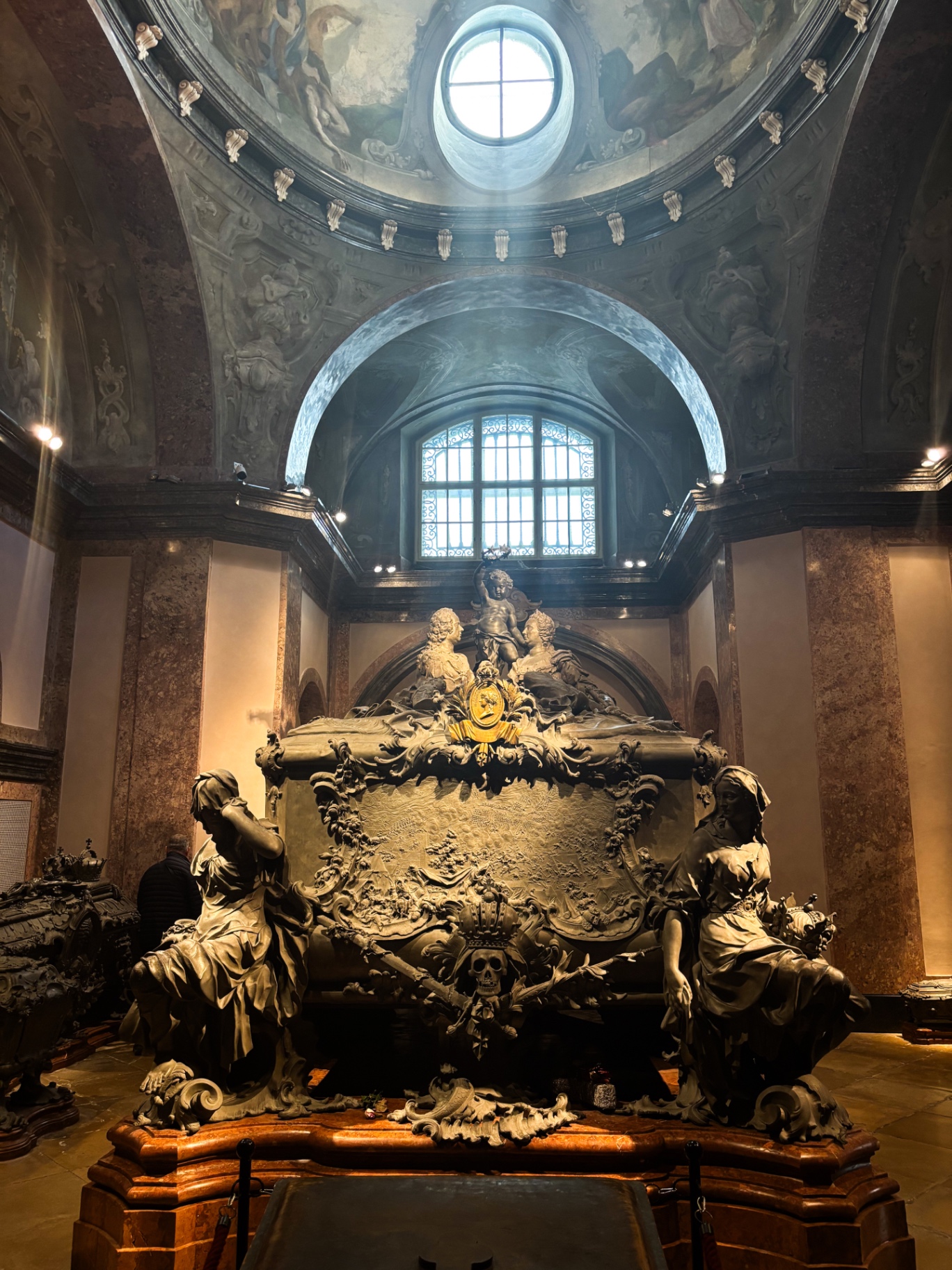 Tombeau de Marie-Thérèse dans la crypte des Capucins à Vienne, sous la coupole ornée de fresques