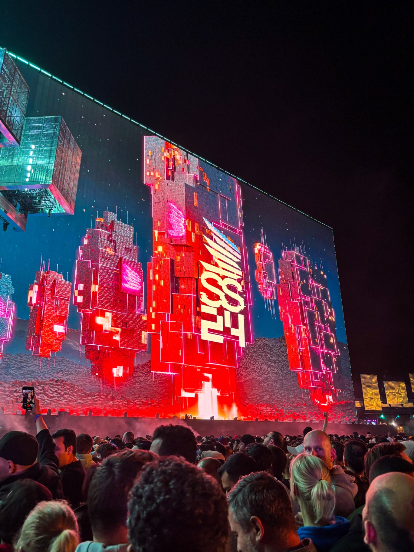 Écran géant de la main stage Soundstorm affichant le logo MDLBEAST en rouge