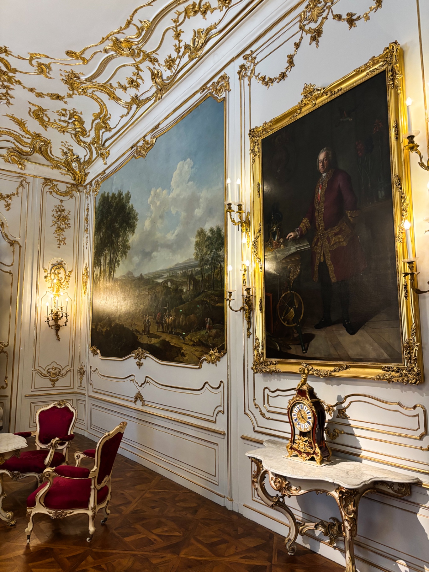 Salon rococo du château de Schönbrunn, boiseries dorées, tableaux et meubles d’époque