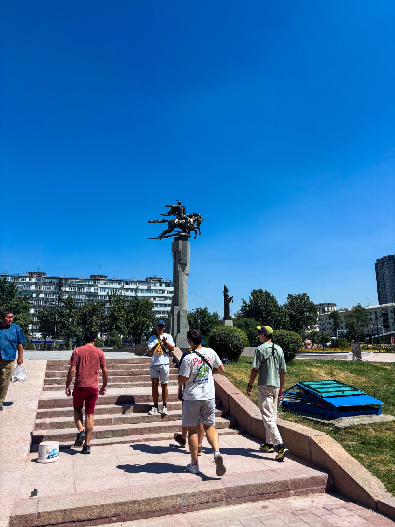Monument équestre de Manas à Bichkek