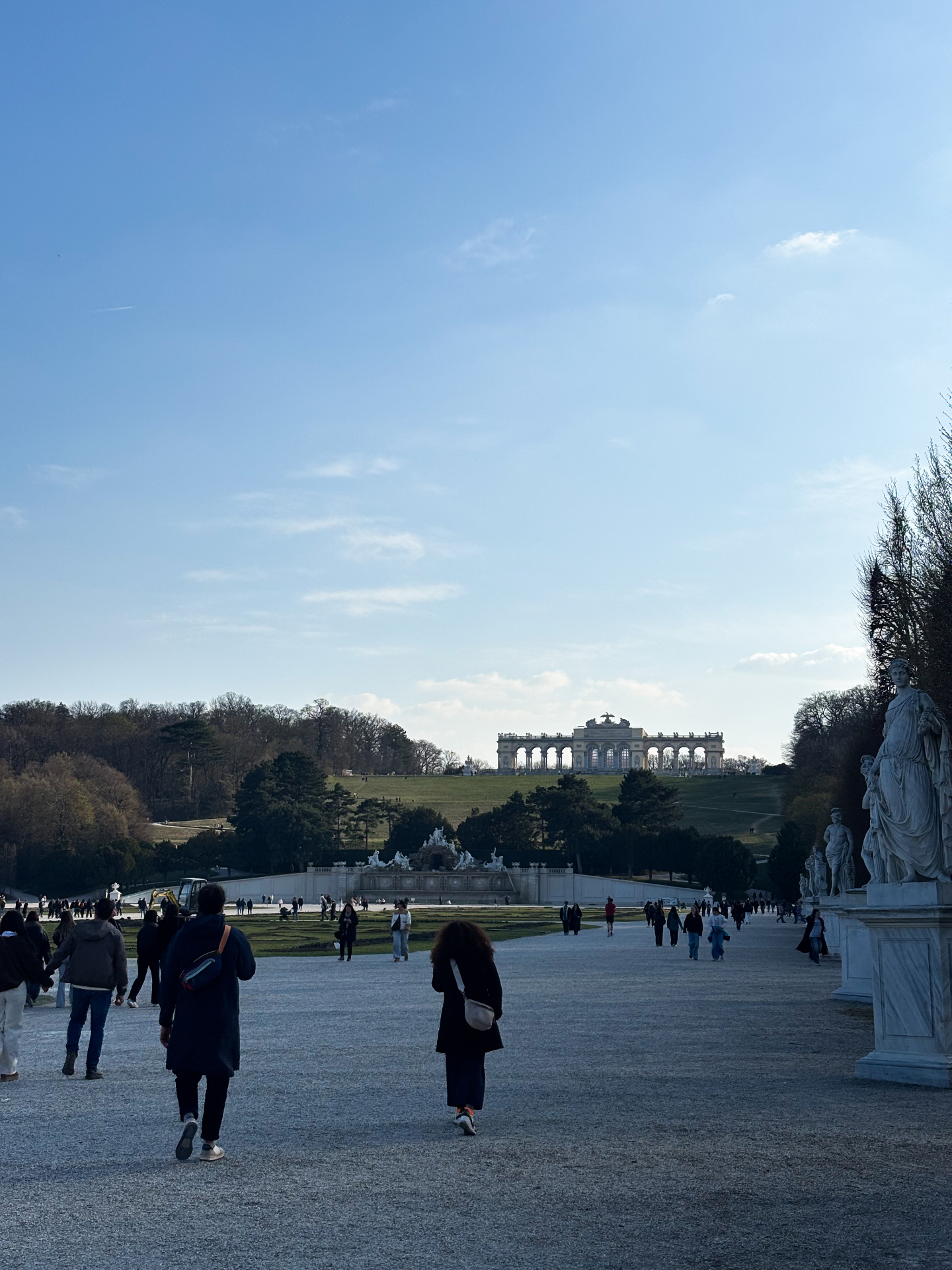 Grand Parterre des jardins de Schönbrunn avec la Gloriette perchée sur la colline au fond