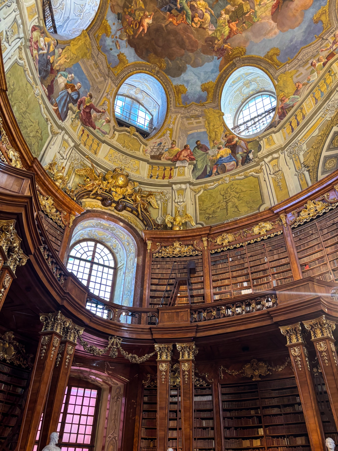 Coupole peinte et bibliothèques baroques en bois doré du Prunksaal de la Bibliothèque nationale autrichienne