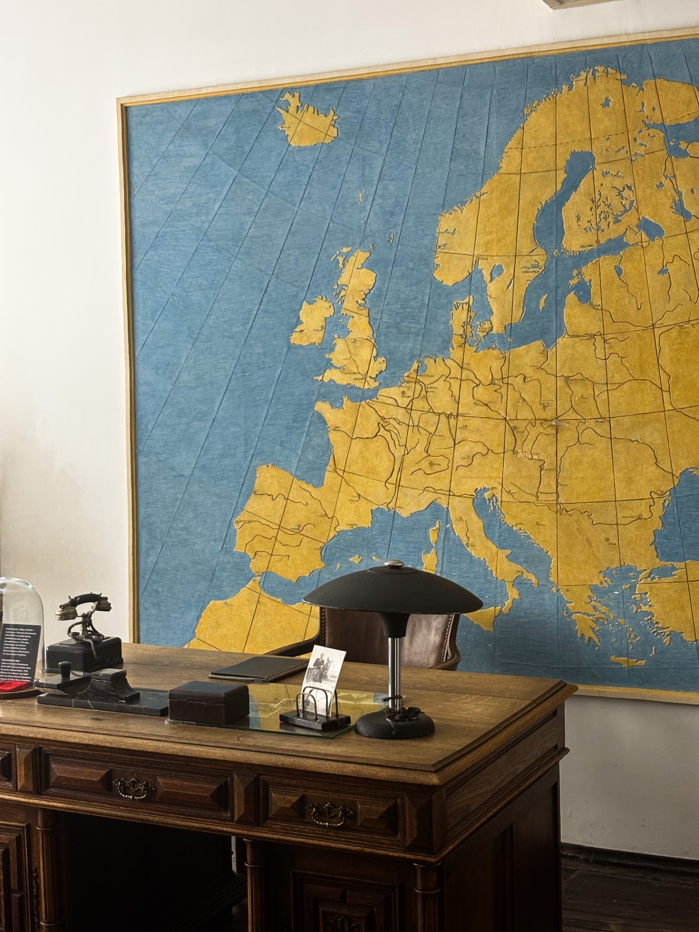 Grande carte d'Europe encadrée au-dessus d'un bureau d'époque, au musée de l'usine Schindler