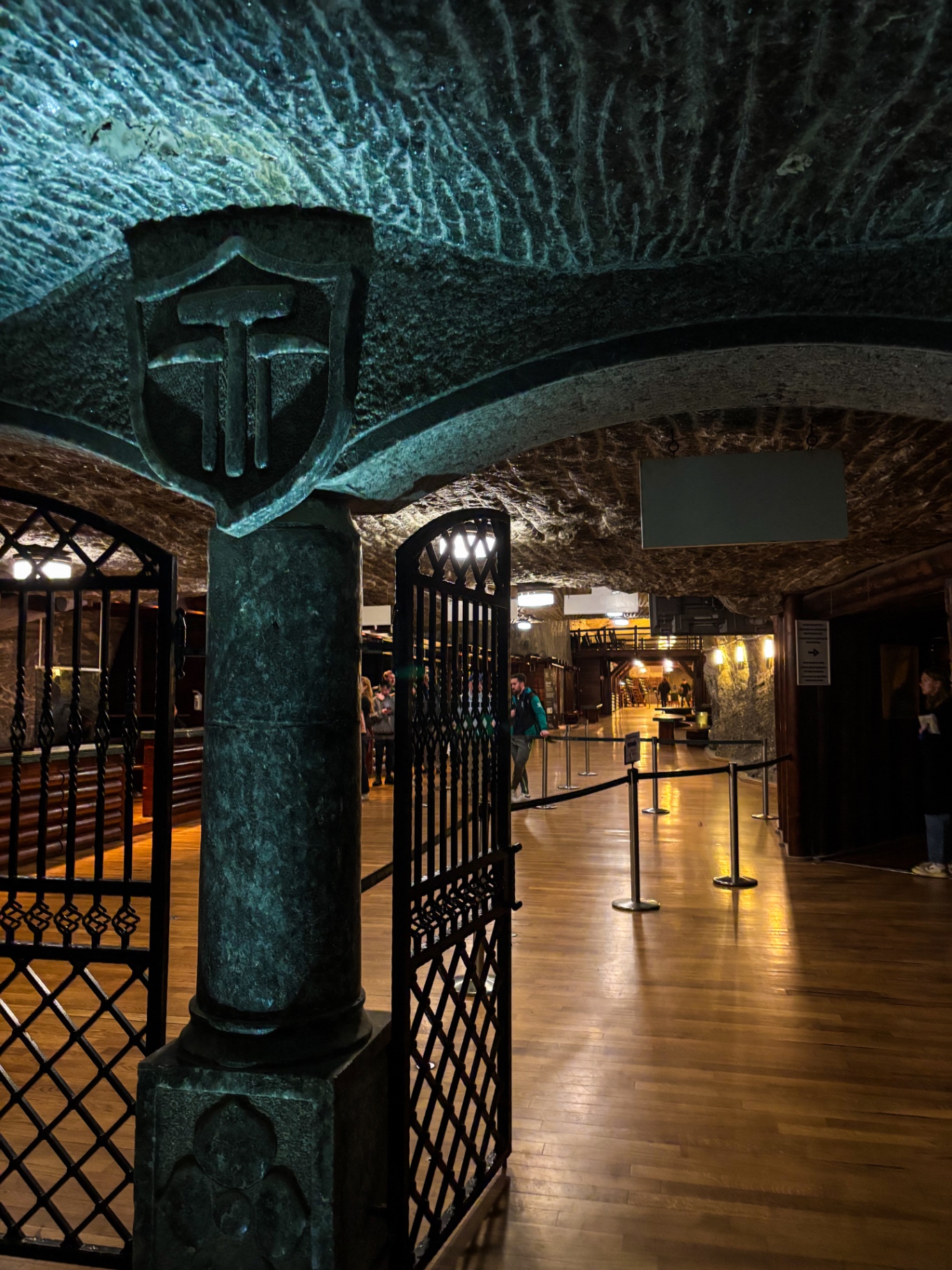 Colonne de sel sculptée d'un blason, dans les mines de Wieliczka
