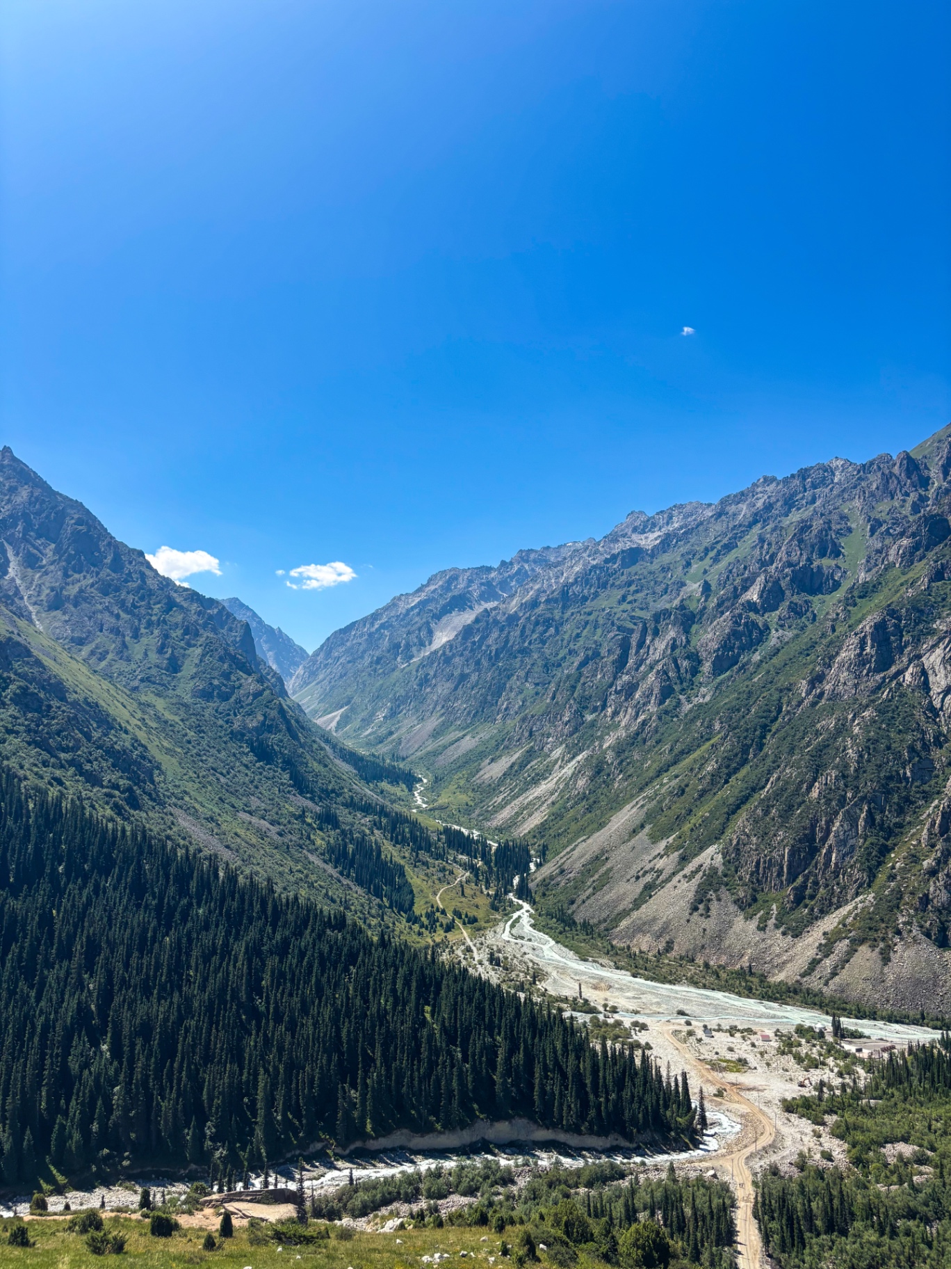 Vallée glaciaire d’Ala Archa vue depuis les hauteurs
