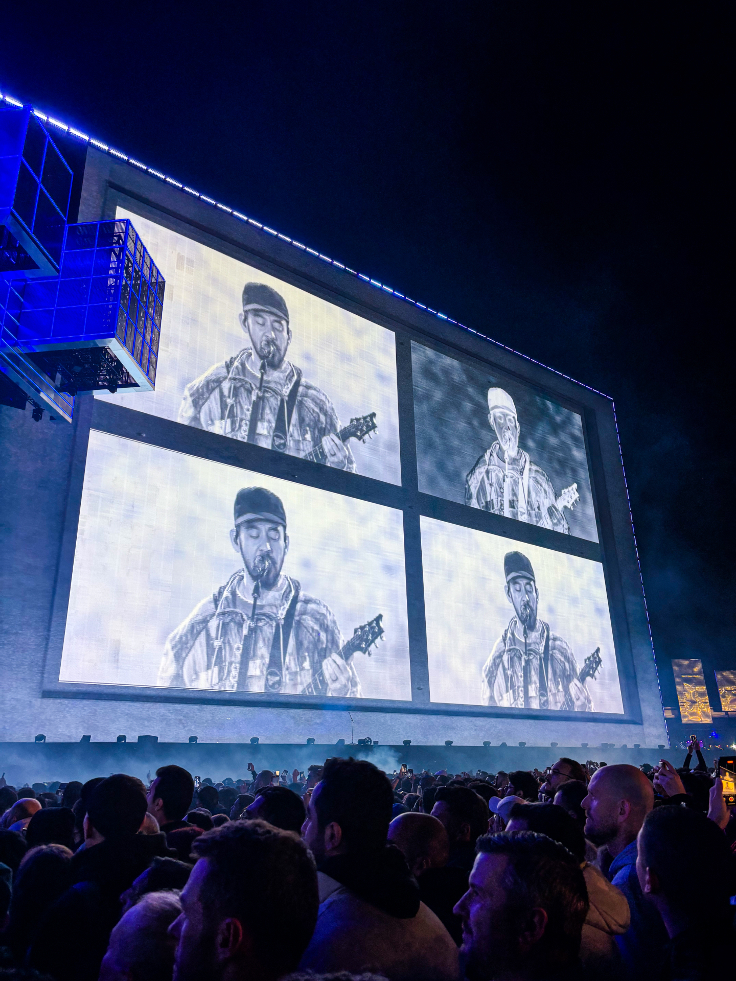 Linkin Park projeté en noir et blanc sur les écrans géants de la scène Big Beast