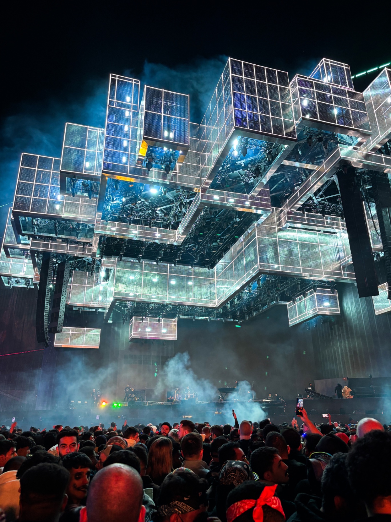 Structure lumineuse en cubes de la scène Big Beast de Soundstorm au-dessus de la foule