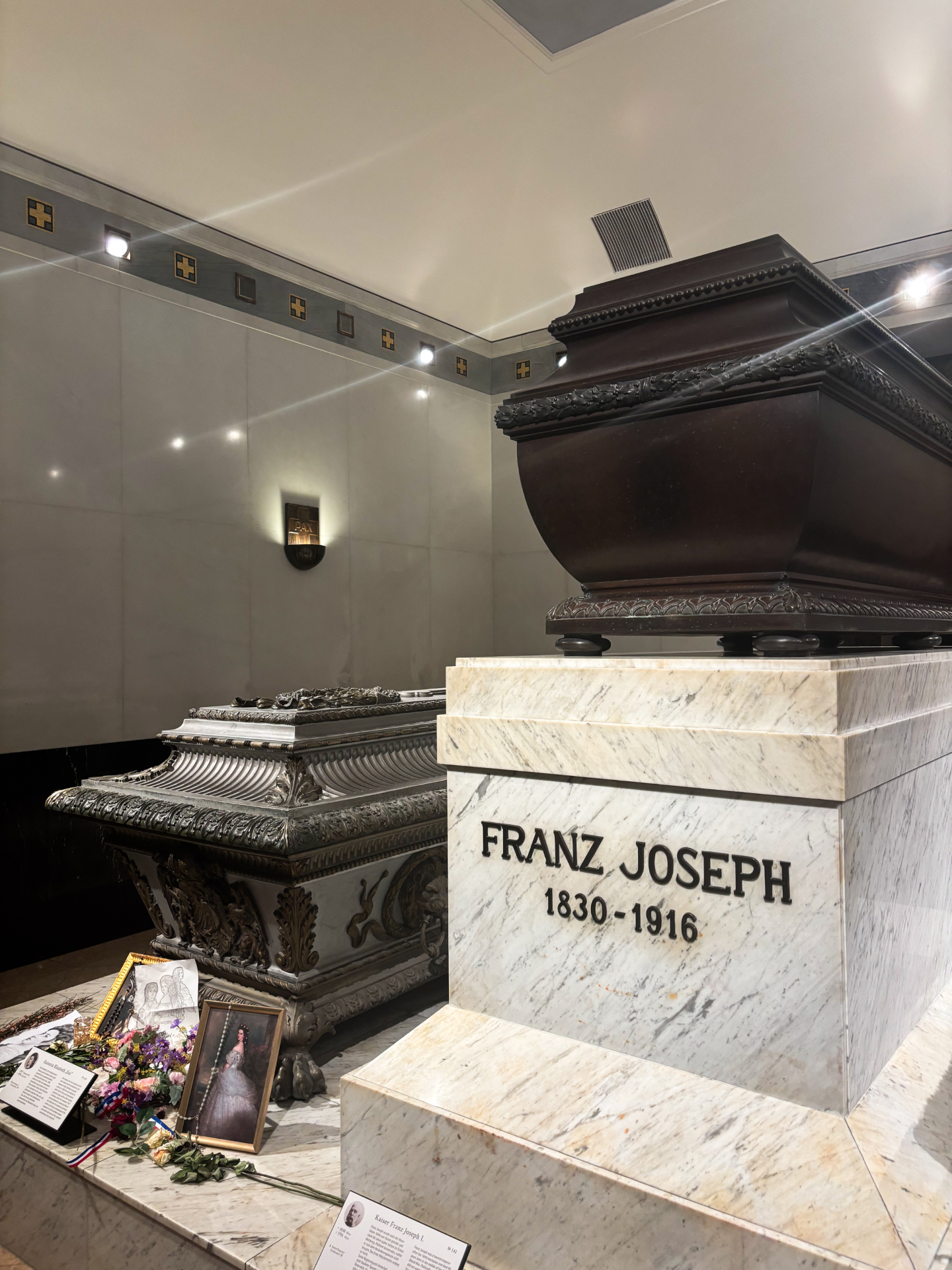 Sarcophages de François-Joseph et de Sissi dans la crypte des Capucins à Vienne
