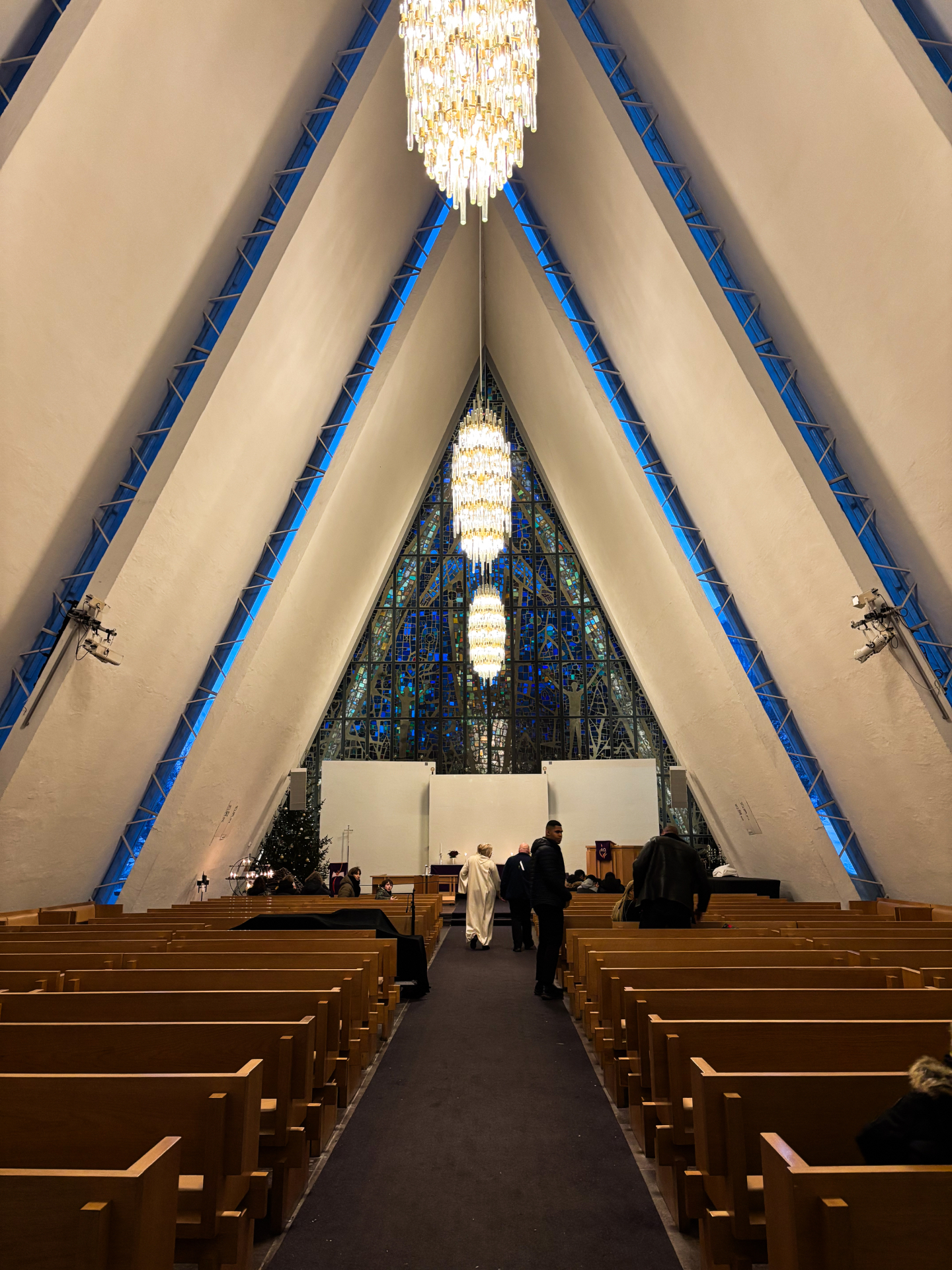 Intérieur de la cathédrale arctique de Tromsø, lustres et vitrail derrière l’autel