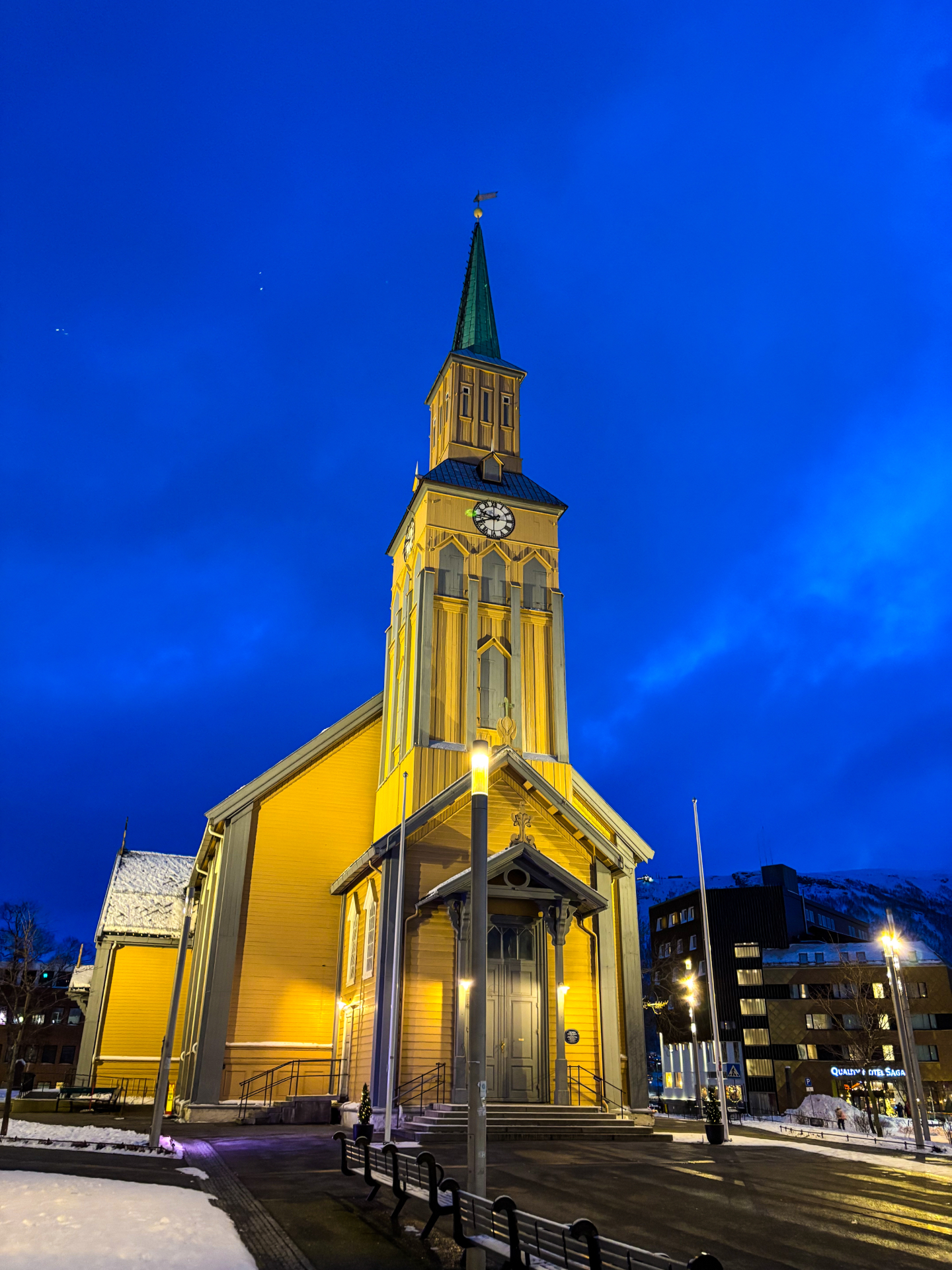Cathédrale en bois de Tromsø illuminée sous un ciel bleu nuit