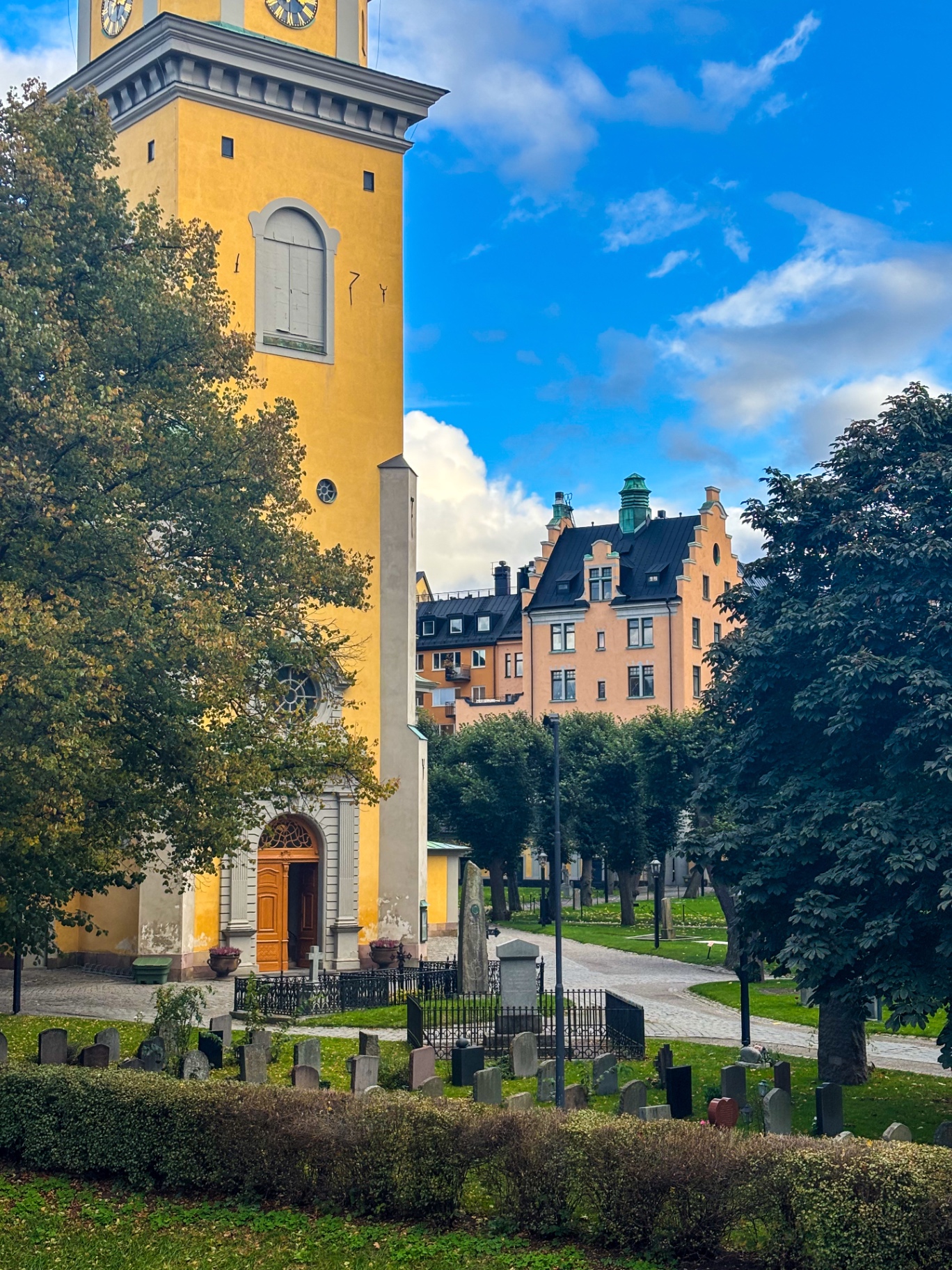 Façade ocre et horloge de l’église paroissiale de Södermalm