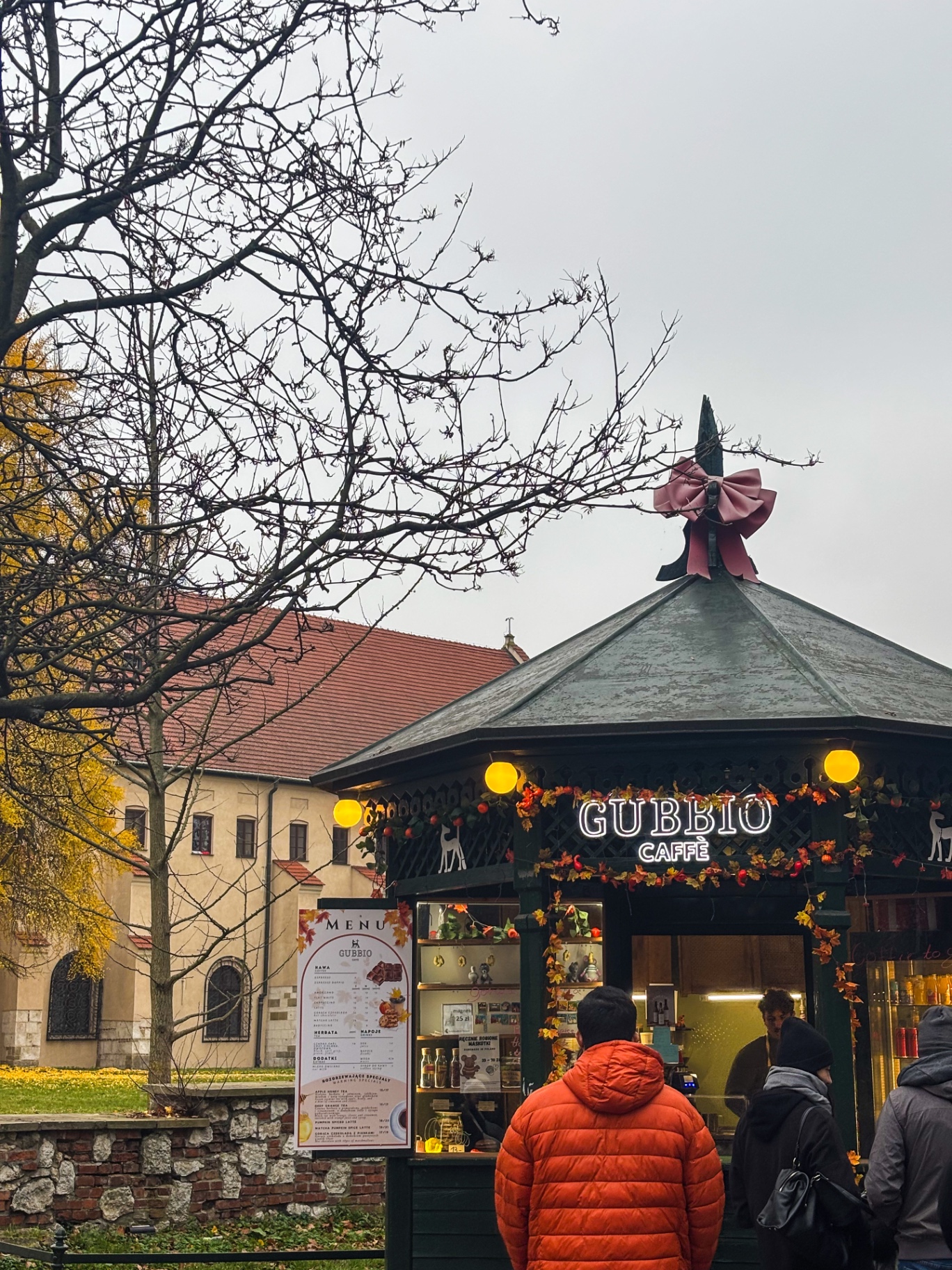 Kiosque du café Gubbio décoré d'automne, au bord des feuillages dorés du Planty
