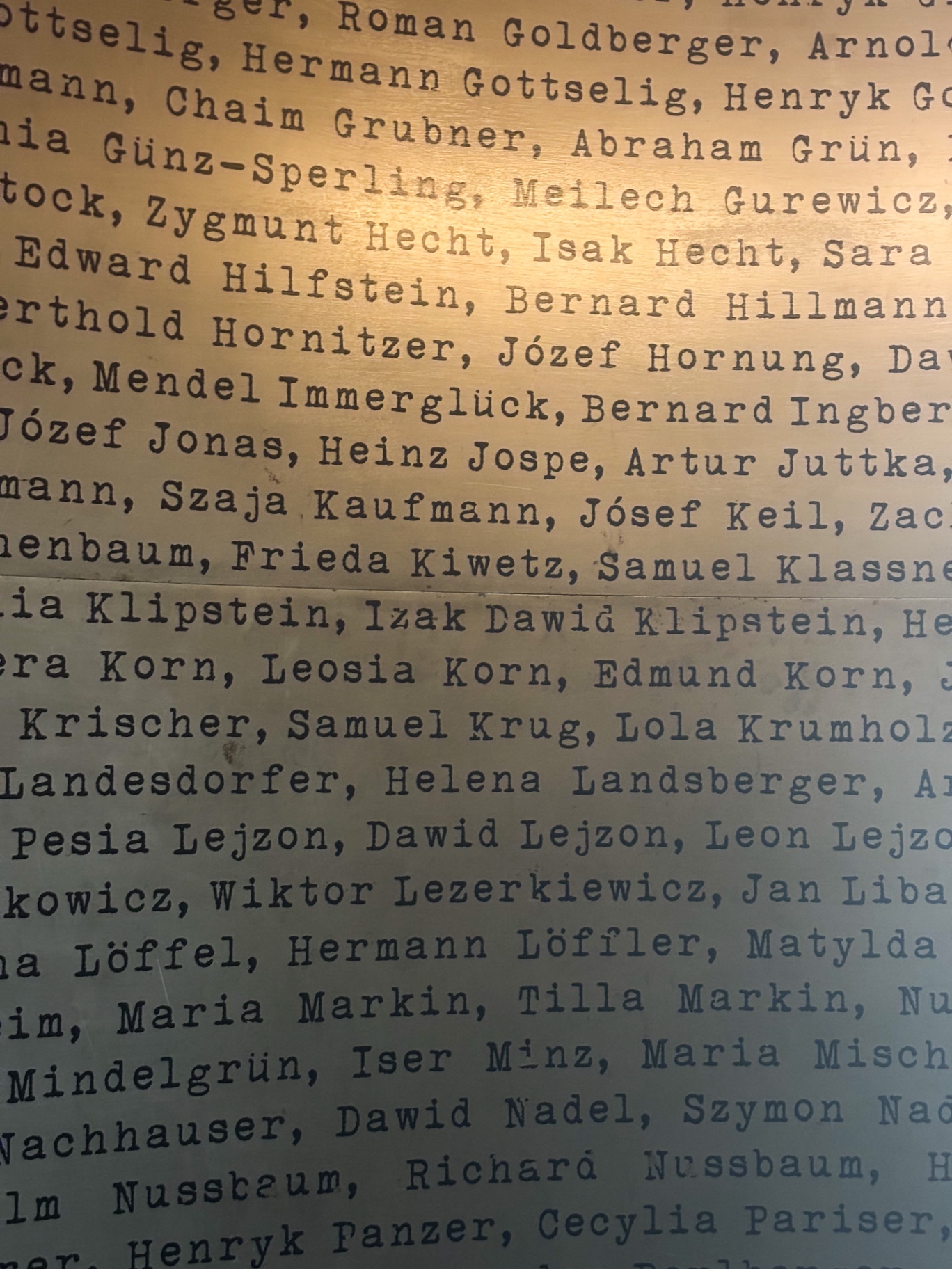 Mur du musée tapissé d'une longue liste de noms imprimés en police à machine à écrire
