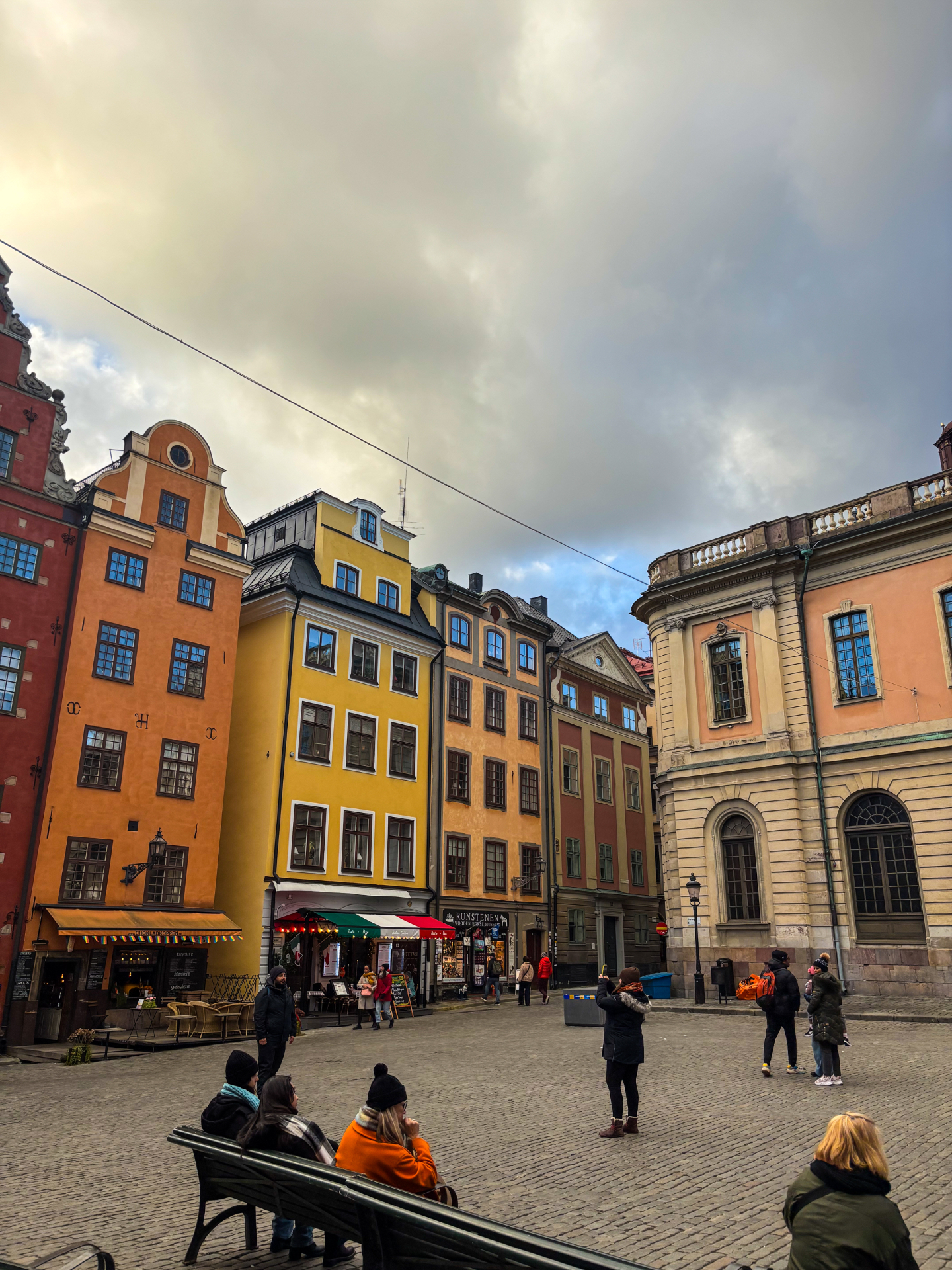 La place Stortorget à Gamla Stan bordée de façades ocres et jaunes sous un ciel d’automne