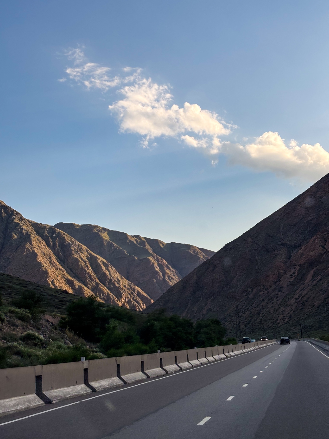 Autoroute traversant un canyon éclairé par la lumière du soir